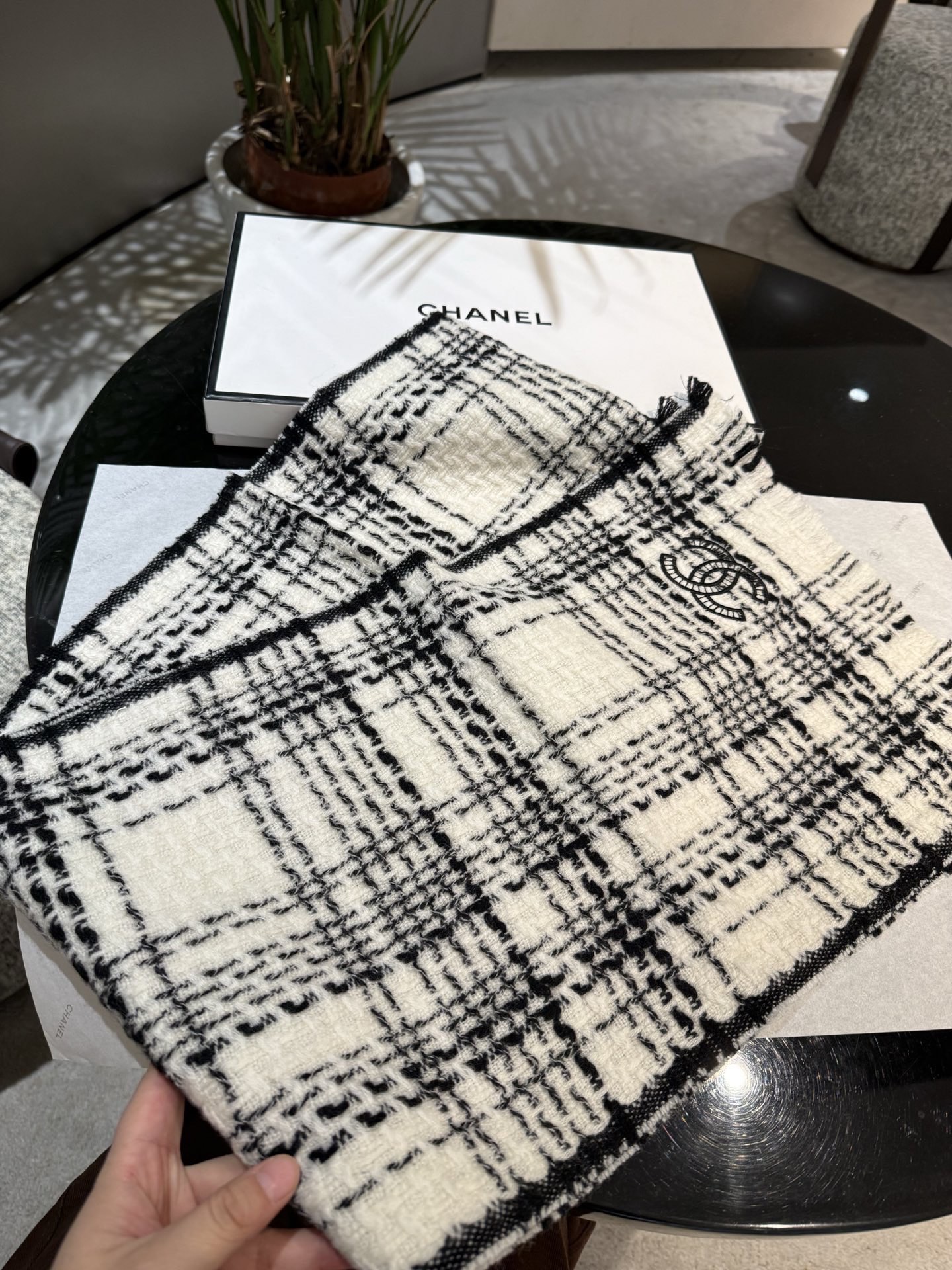 Chanel CHA · 香奈儿秋冬新品 · 羊绒轻缩围巾 臻选上乘的山羊绒纤维 耗时耗力 再以清泉水浸泡涤荡