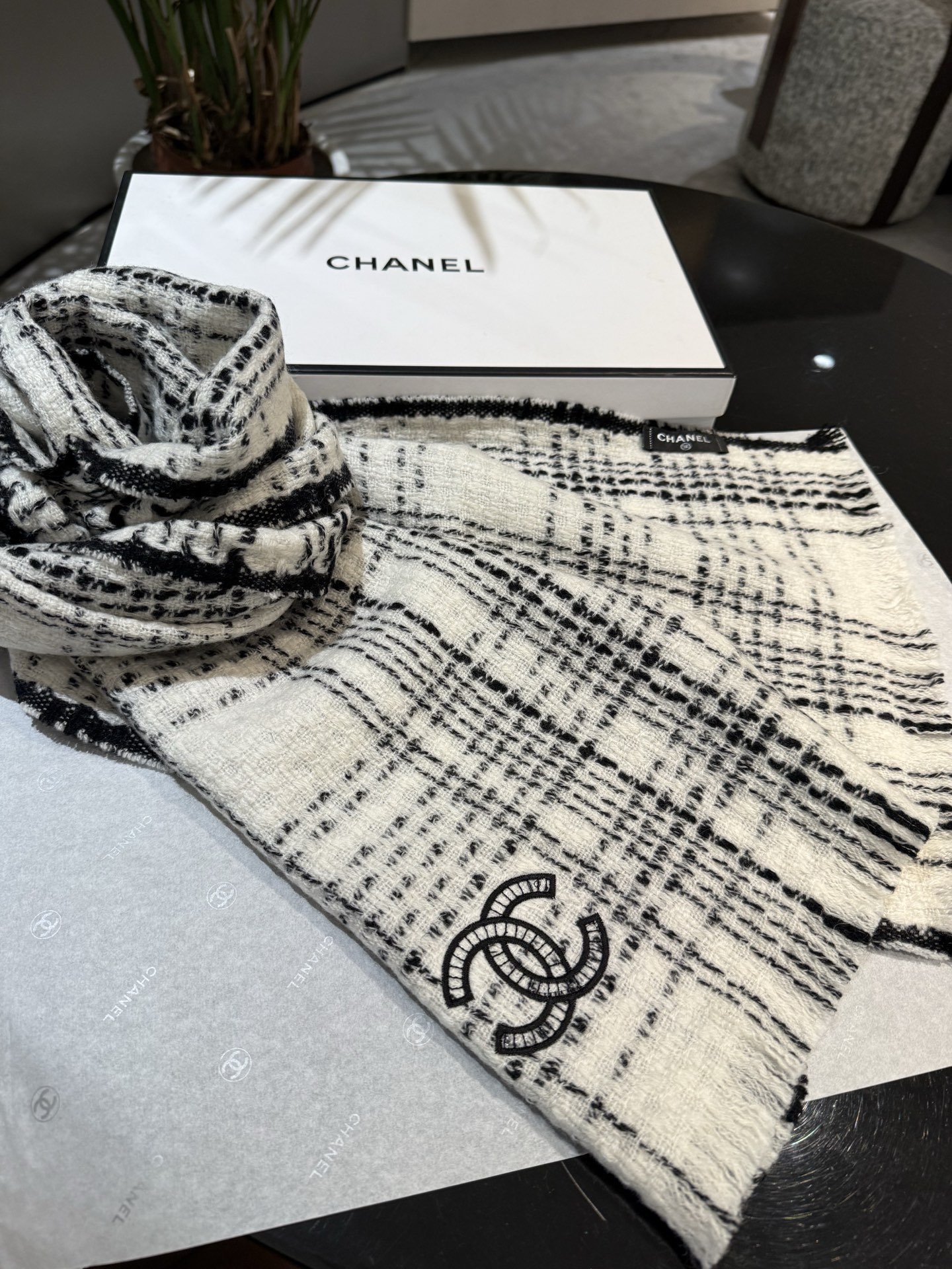 Chanel CHA · 香奈儿秋冬新品 · 羊绒轻缩围巾 臻选上乘的山羊绒纤维 耗时耗力 再以清泉水浸泡涤荡