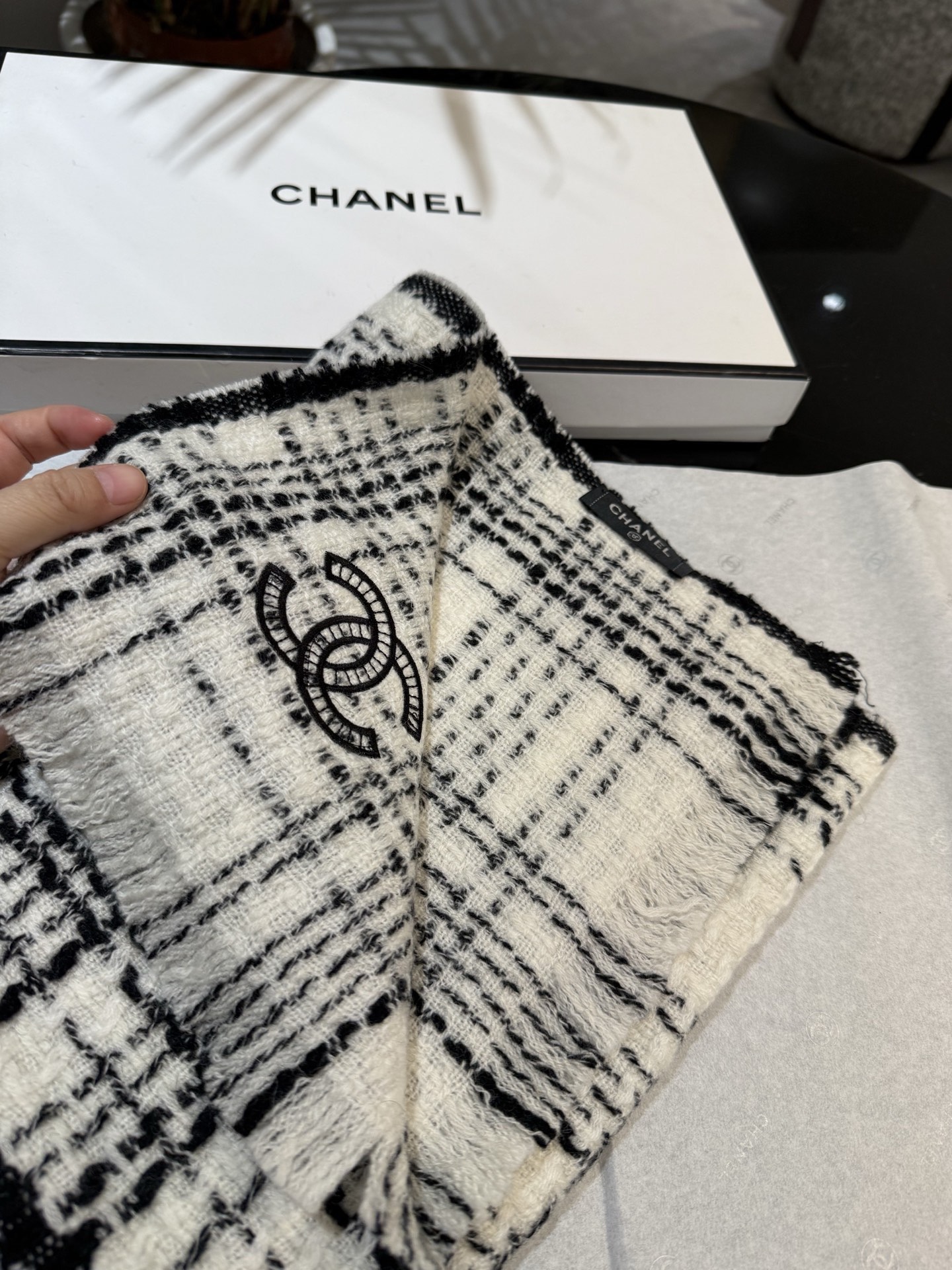 Chanel CHA · 香奈儿秋冬新品 · 羊绒轻缩围巾 臻选上乘的山羊绒纤维 耗时耗力 再以清泉水浸泡涤荡