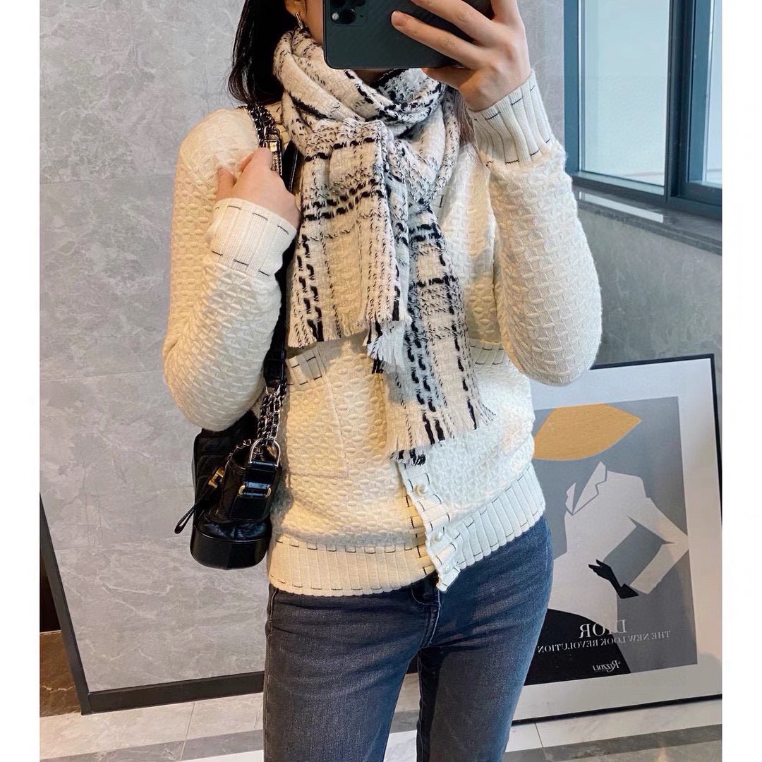 Chanel CHA · 香奈儿秋冬新品 · 羊绒轻缩围巾 臻选上乘的山羊绒纤维 耗时耗力 再以清泉水浸泡涤荡