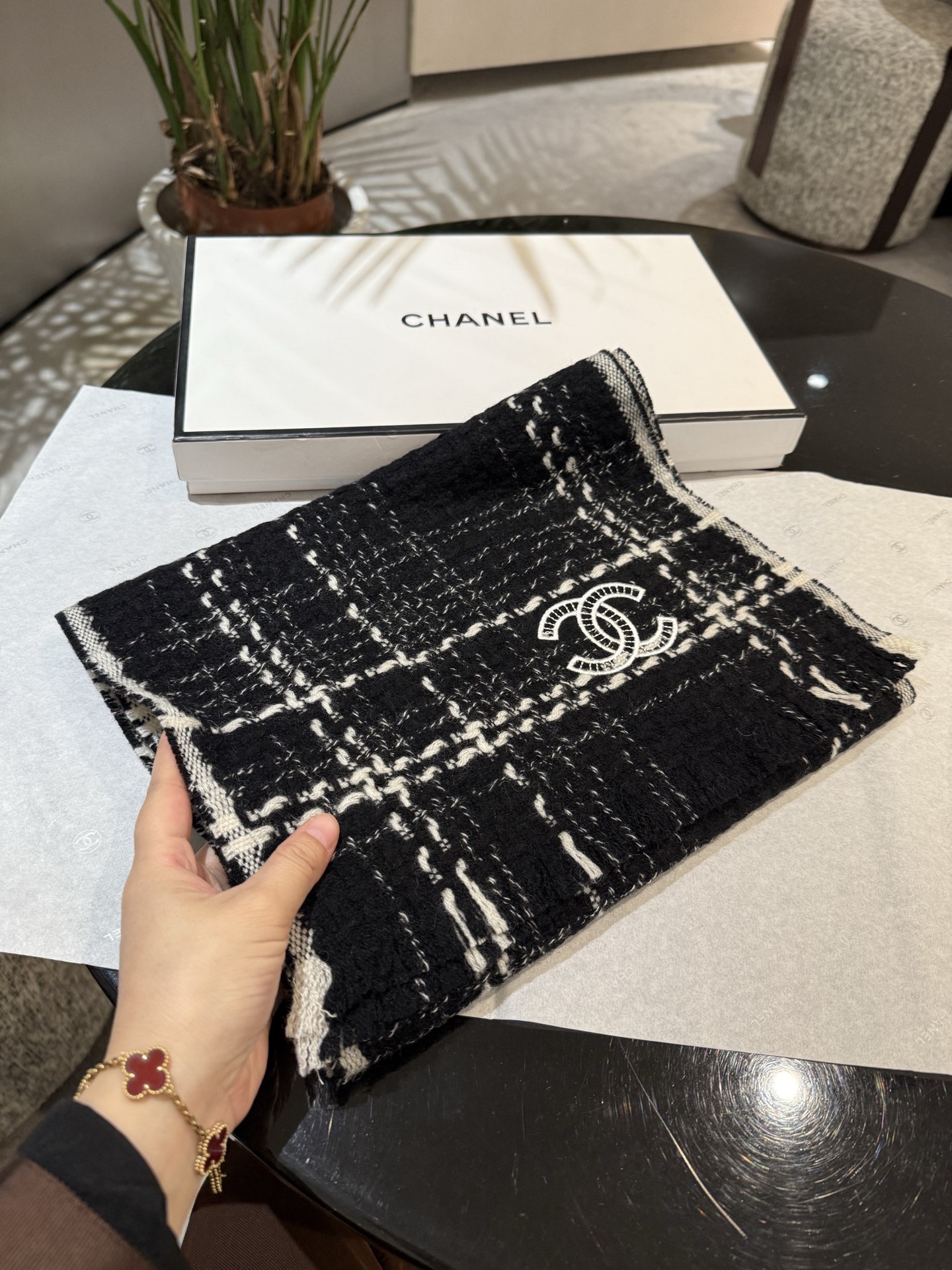 Chanel CHA · 香奈儿秋冬新品 · 羊绒轻缩围巾 臻选上乘的山羊绒纤维 耗时耗力 再以清泉水浸泡涤荡