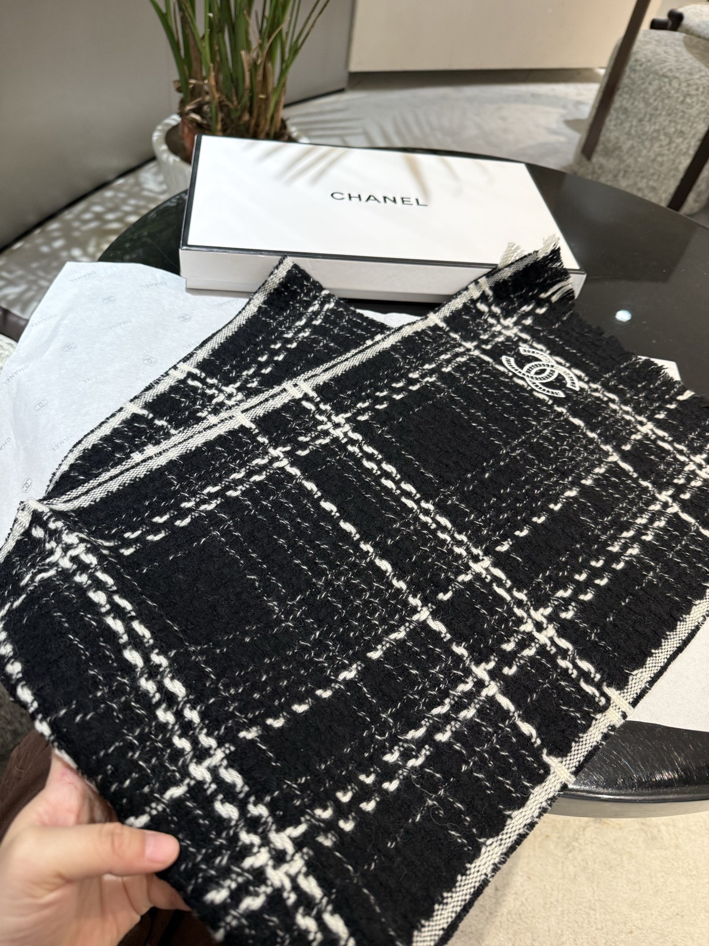 Chanel CHA · 香奈儿秋冬新品 · 羊绒轻缩围巾 臻选上乘的山羊绒纤维 耗时耗力 再以清泉水浸泡涤荡