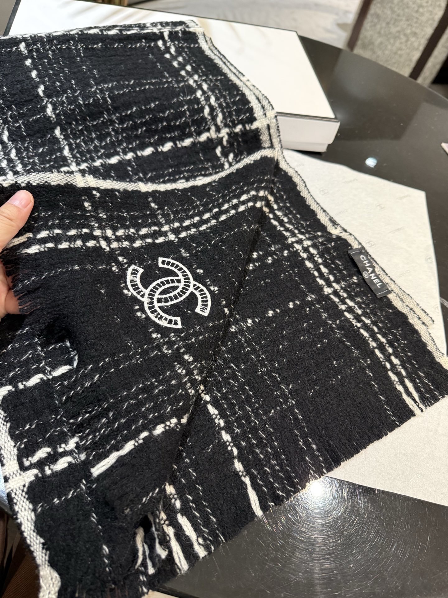 Chanel CHA · 香奈儿秋冬新品 · 羊绒轻缩围巾 臻选上乘的山羊绒纤维 耗时耗力 再以清泉水浸泡涤荡