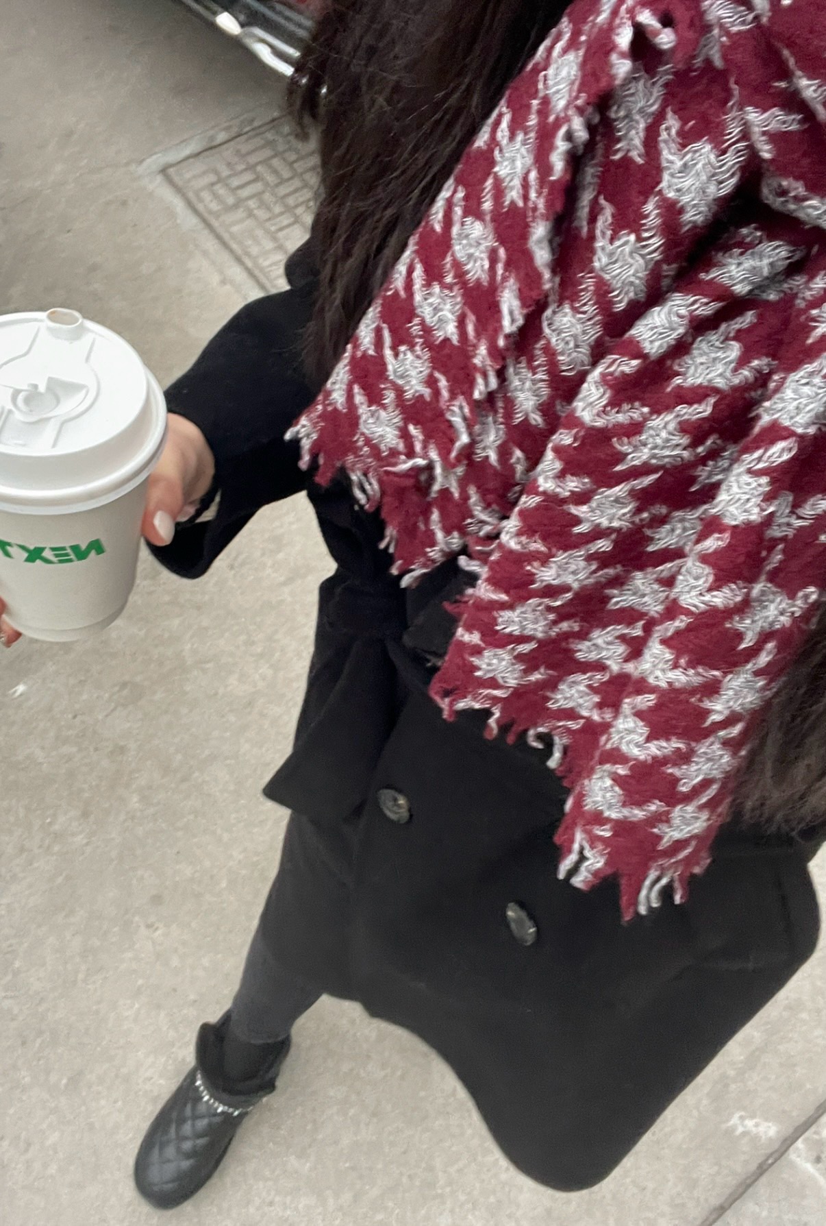 NO:619893,Dior's new girls are out to hit the streets. The black color tone is really invincible and classic. It is not a tacky bleached color. It is the original color, a high-end color with a little bit of rice. ~100% pure cashmere~ Specification: 38*186 Houndstooth scarf, which makes people fall in love with it, and feels as soft as clouds. If you see the real thing, you will know what makes Suo's scarf eclipse, a proper C position!  . The skin is so soft that your heart will melt when it comes in contact with it, and you won’t wear high-end scarves at all, high-end scarves, dior19860909Dior新款姑娘们出来炸街啦 黑色系色调真的无敌经典了.不是俗气的漂白.就本色调,带点米的高级配色.～百分百纯山羊绒～ 规格38*186 千鸟格围巾,让人爱不释手,触感如云朵般柔软.如果你看到实物,就知道什么是让suo有围巾黯然失色,妥妥的C位！. 接触皮肤软到心都化了,一点也不会扎高版本围巾,高版本围巾,dior,scarf