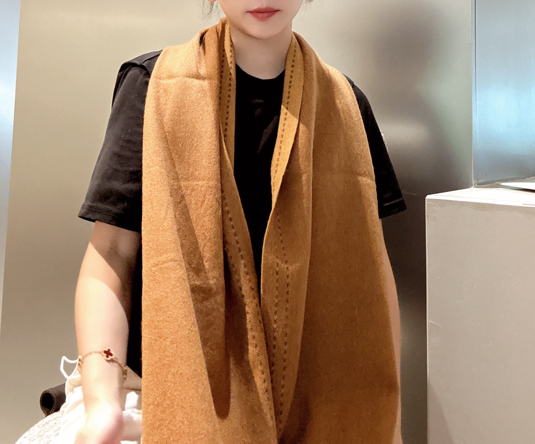 NO:619900,[Hermès double long scarf] The high-end product's water ripples are absolutely screaming quality, the embroidered logo is low-key, luxurious and connotative. This scarf is definitely a luxurious gift to reward yourself and give to your relatives and friends. It feels smooth and soft when worn, and is flexible and portable.  The head of water is moist, and the beautiful and fresh temperament emerges spontaneously...A must-have high-end boutique in winter..It is really a rare product..The size is 30*180cm, which is definitely a high-end boutique that is not available. High version scarf, high version scarf, hermes19860909【爱马仕双条长巾】高尖端产物水波纹绝对令人尖叫的品质LOGO绣标低调奢华有内涵,此款围巾绝对是犒赏自己送亲人密友的奢华礼物,围搭感觉顺滑软糯,随身灵动且水头润泽,靓丽新鲜气质油然而生…冬天必备的高端精品..真的是臻品罕见..尺寸30*180cm绝对是手慢无的高端精品开杀高版本围巾,高版本围巾,hermes,scarf