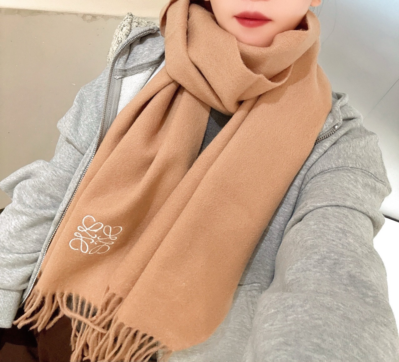 NO:619909,Luo Yiwei's [Men's and Women's Scarf] is a rare high-end men's style!  Family benefits!  Burberry's very authentic men's scarf ~ I love the fabric, it is very soft, delicate and comfortable, with slight water ripples!  The atmosphere is simple and the color is super good-looking. Any boy will like this style. The small logo is very exquisite and the texture is unobtrusive~ The bulk goods were shipped a few months ago~ The last order is left over for everyone~ Specification: 30*180 (  The total length including the tassels is 180cm). It is suitable for formal wear or casual wear. It can be folded in half and hung or wrapped in a circle. Gentleman has style. It has warm demeanor. High version scarf, high version scarf, burberry, loewe19860909罗意威【男女围巾】怒赞自留,难得的高端男款！家属福利！巴宝莉非常正的男士围巾~面料大爱,非常柔软细腻舒服,轻度水波纹！大气简约,超级好看的男神配色,任何男生都会喜欢的款吧,小小Logo非常精致的点缀,有质感不张扬~大货几个月前已装船发走~尾单余一丢丢福利大家~规格30*180（含穗子总长180cm）,搭配正装或者搭配休闲装都很合适~对折挂围或者绕圈围都完全可以,绅士有型~有温度的风度高版本围巾,高版本围巾,burberry,loewe,scarf