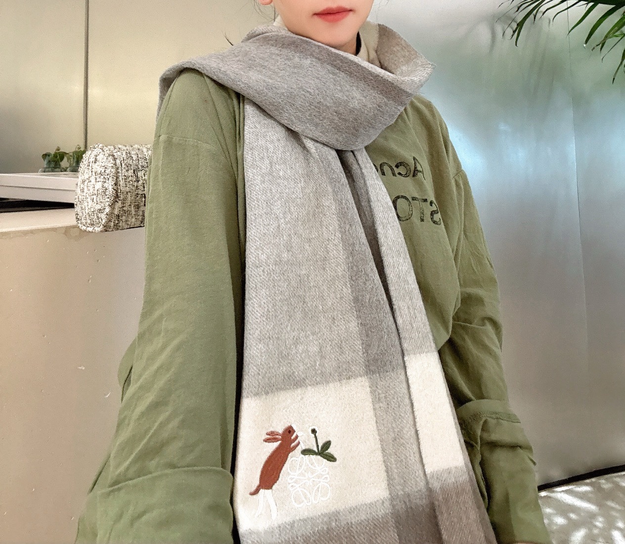 NO:619920,Luo Yiwei's [Men's and Women's Scarf] is a rare high-end men's style!  Family benefits!  Burberry's very authentic men's scarf ~ I love the fabric, it is very soft, delicate and comfortable, with slight water ripples!  The atmosphere is simple and the color is super good-looking. It is a style that any boy will like. The small logo is very exquisite and the texture is not ostentatious. The bulk goods have been shipped a few months ago. The last order is a little bit for everyone. The size is 30*180 (the total length including the tassel is 180cm). It is suitable for formal wear or casual wear. It can be folded in half or hung in a circle. It is a gentleman's style and has a warm demeanor!  .high version scarf,high version scarf,burberry,loewe19860909罗意威【男女围巾】怒赞自留,难得的高端男款！家属福利！巴宝莉非常正的男士围巾~面料大爱,非常柔软细腻舒服,轻度水波纹！大气简约,超级好看的男神配色,任何男生都会喜欢的款吧,小小Logo非常精致的点缀,有质感不张扬~大货几个月前已装船发走~尾单余一丢丢福利大家~规格30*180（含穗子总长180cm）,搭配正装或者搭配休闲装都很合适~对折挂围或者绕圈围都完全可以,绅士有型~有温度的风度！.高版本围巾,高版本围巾,burberry,loewe,scarf