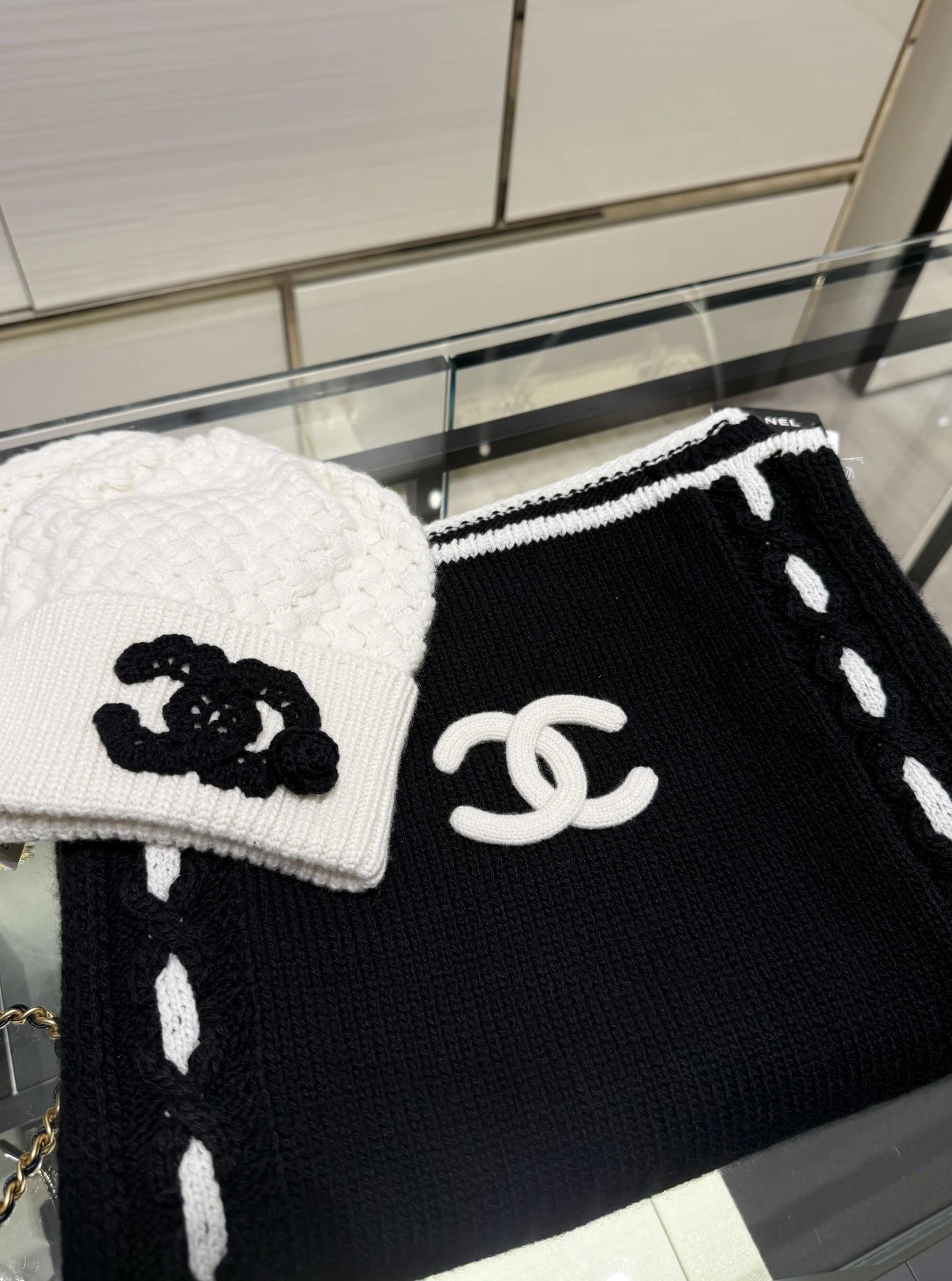 P【香家2025臻品】全新上市，甄选顶级羊绒面料，触感细腻如云。重工匠心独运，以精湛手工针织工艺，融入典