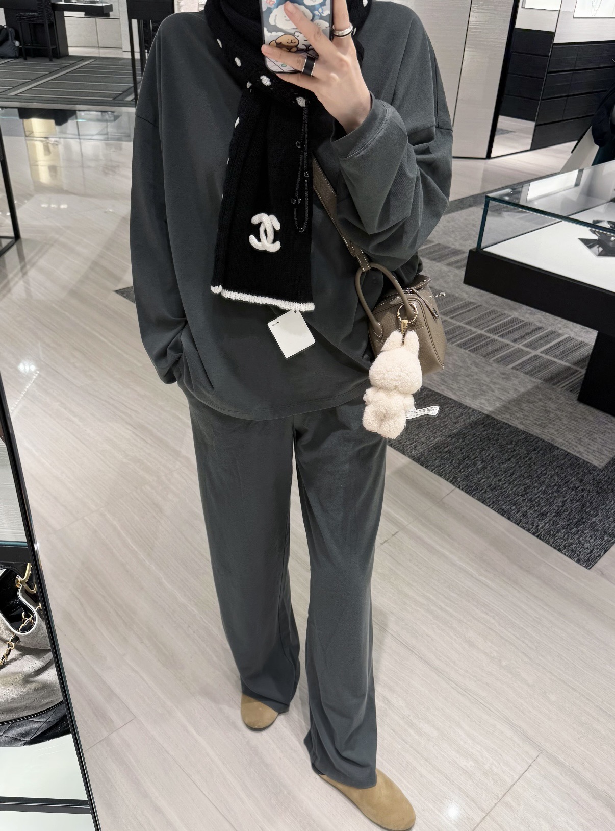 P【香家2025臻品】全新上市，甄选顶级羊绒面料，触感细腻如云。重工匠心独运，以精湛手工针织工艺，融入典