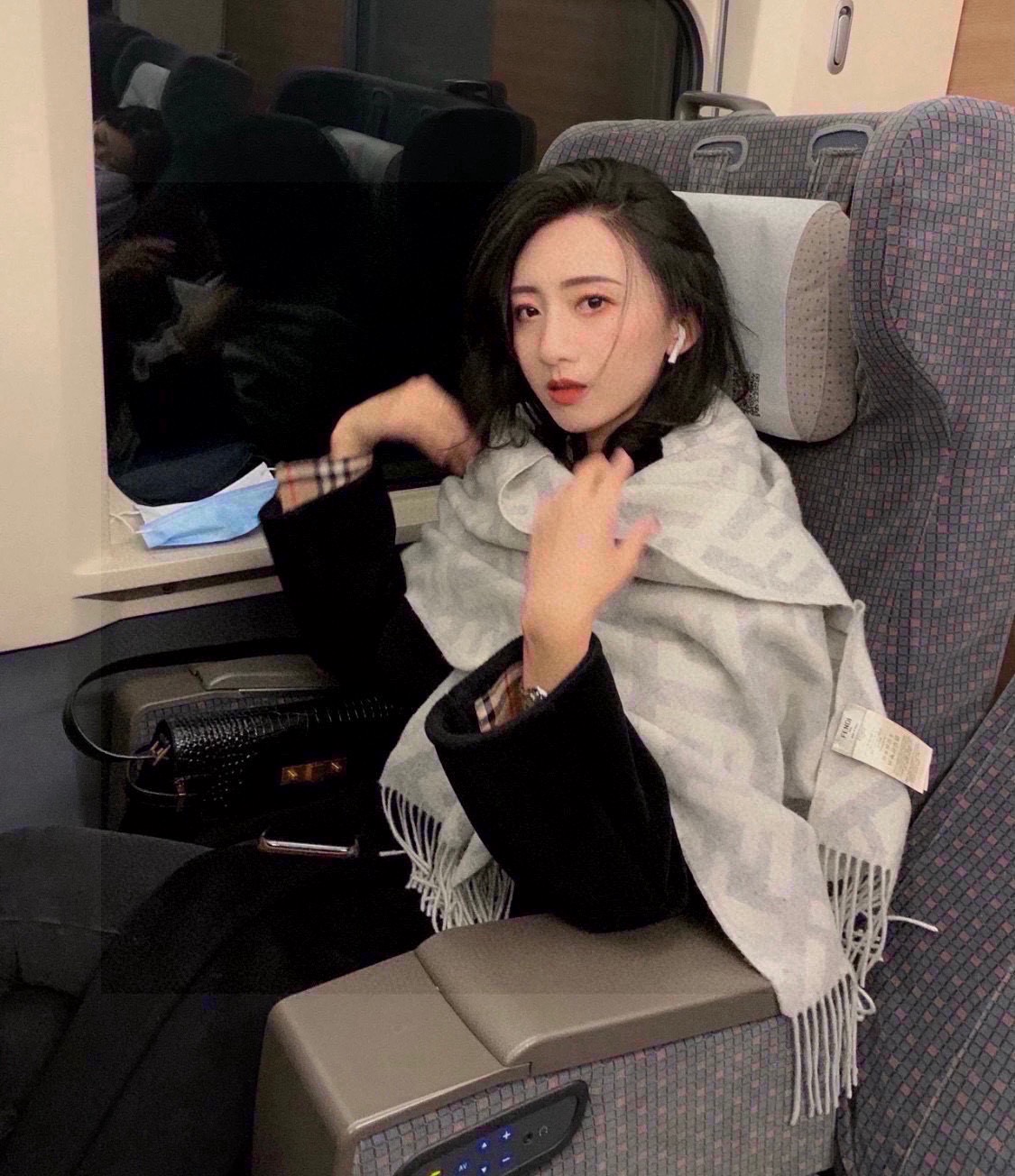 P F家新色，新色气质干净🧣喜欢别错过[爱心]口碑极佳 喜欢的集美赶紧私聊我哦[玫瑰].