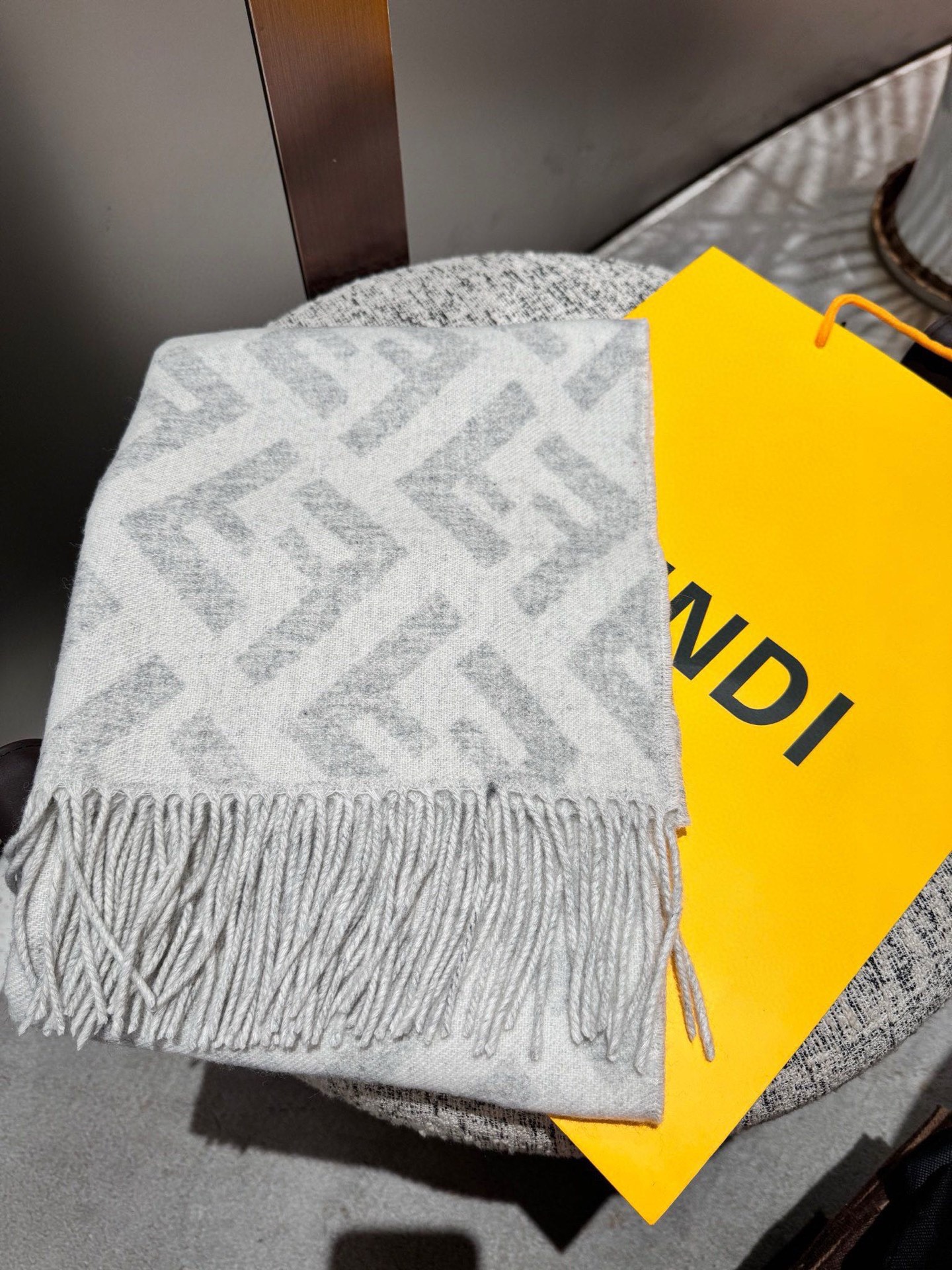 P F家新色，新色气质干净🧣喜欢别错过[爱心]口碑极佳 喜欢的集美赶紧私聊我哦[玫瑰].