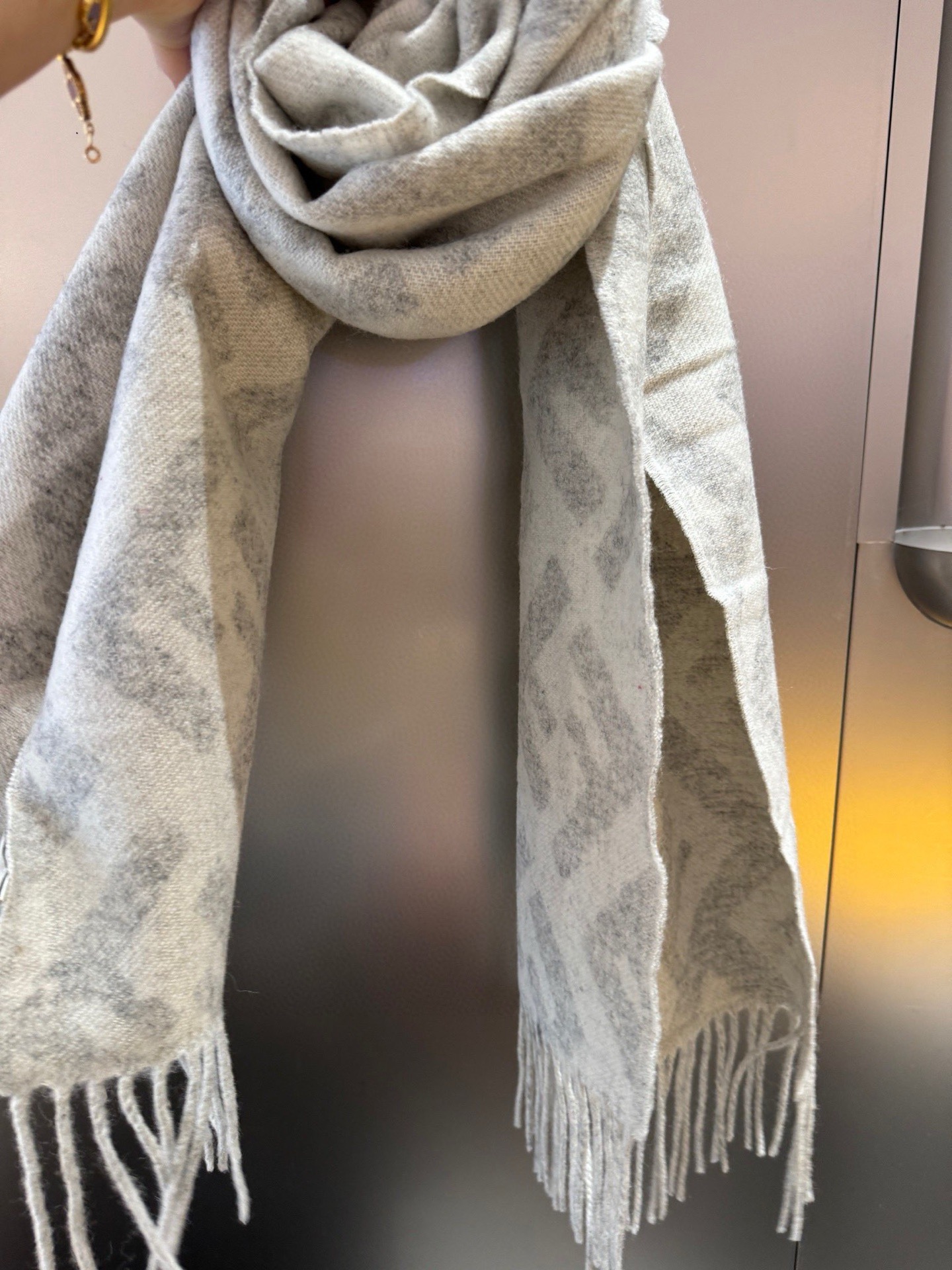 P F家新色，新色气质干净🧣喜欢别错过[爱心]口碑极佳 喜欢的集美赶紧私聊我哦[玫瑰].