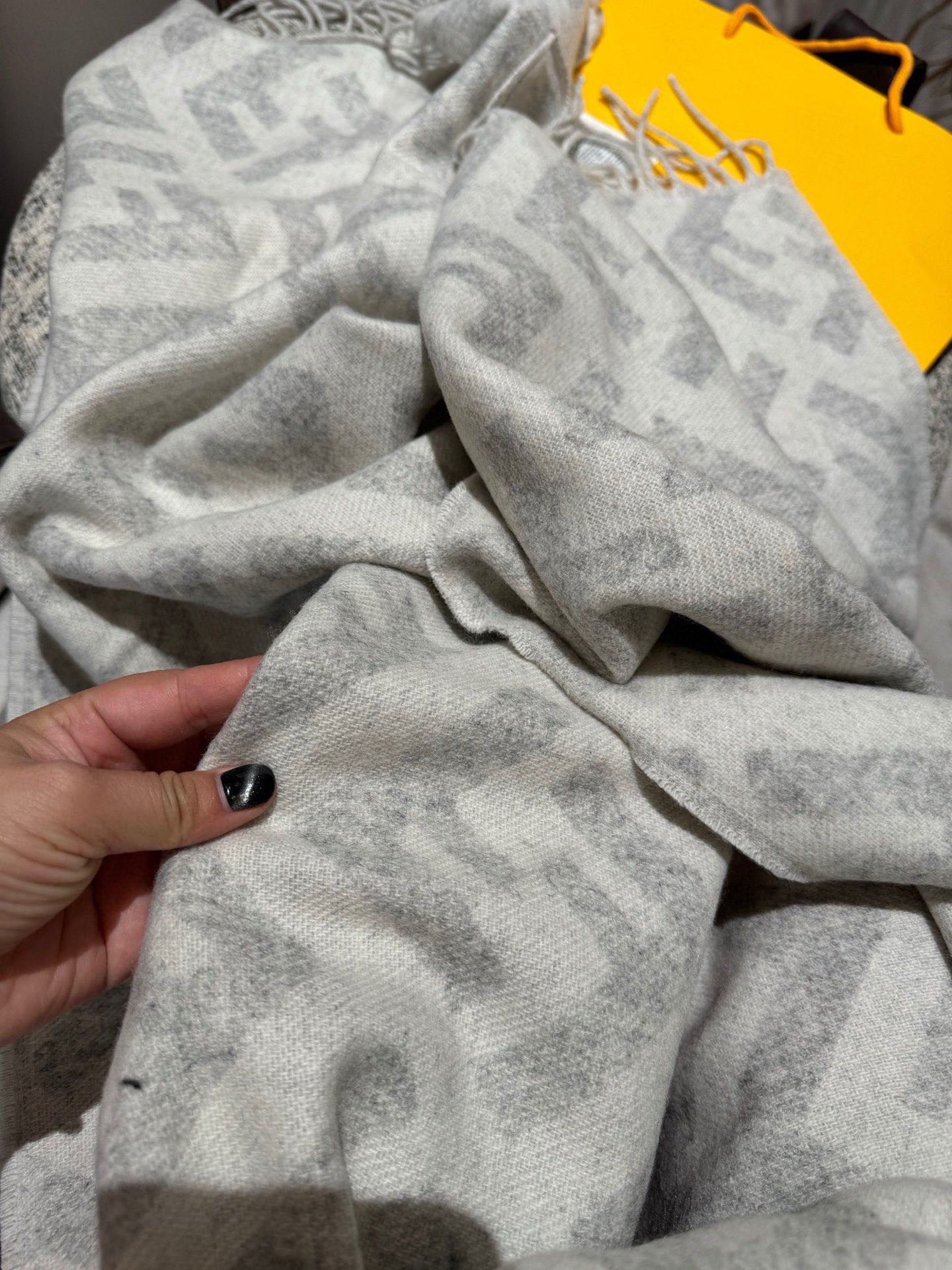 P F家新色，新色气质干净🧣喜欢别错过[爱心]口碑极佳 喜欢的集美赶紧私聊我哦[玫瑰].