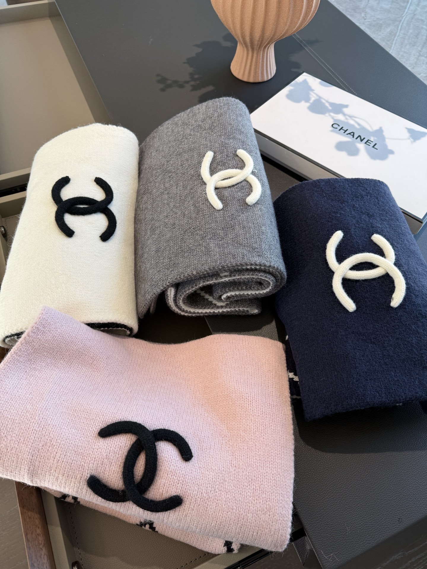 P𝐂𝐡𝐚𝐧𝐞𝐥 爆款。《圈圈菱格双面围巾》Size：180x30cm 54%羊绒31%羊毛15%真丝经典