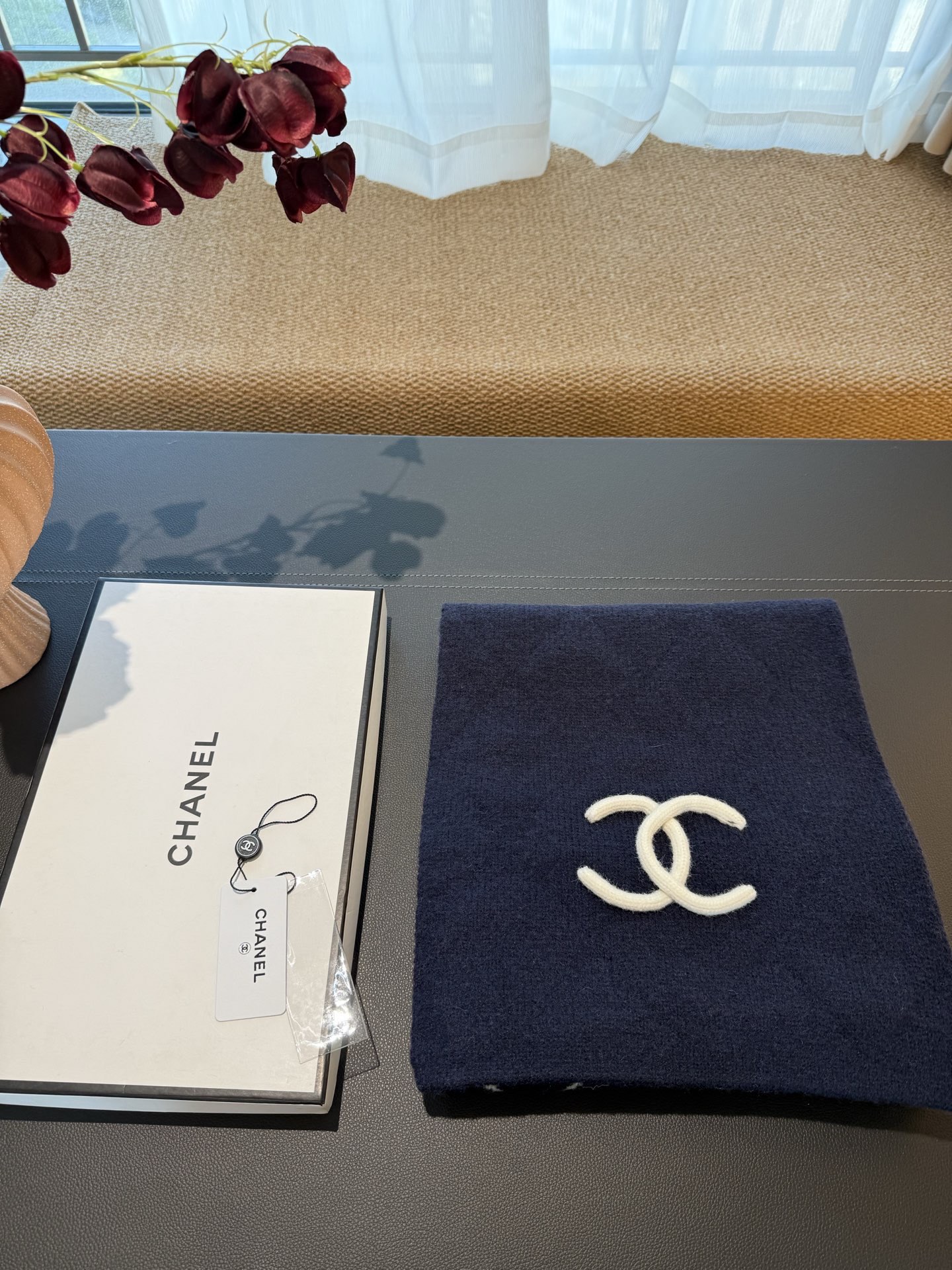 P𝐂𝐡𝐚𝐧𝐞𝐥 爆款。《圈圈菱格双面围巾》Size：180x30cm 54%羊绒31%羊毛15%真丝经典