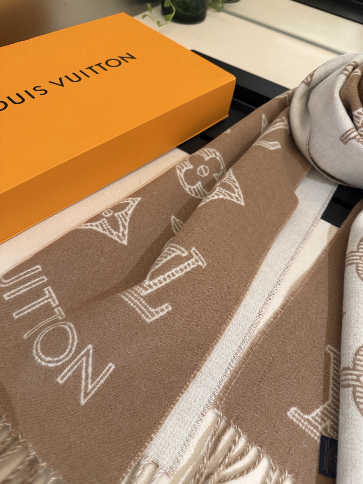 PLV （路易威登）Essential Shine 围巾将金属纤维织入 Monogram 图案，呈现若有