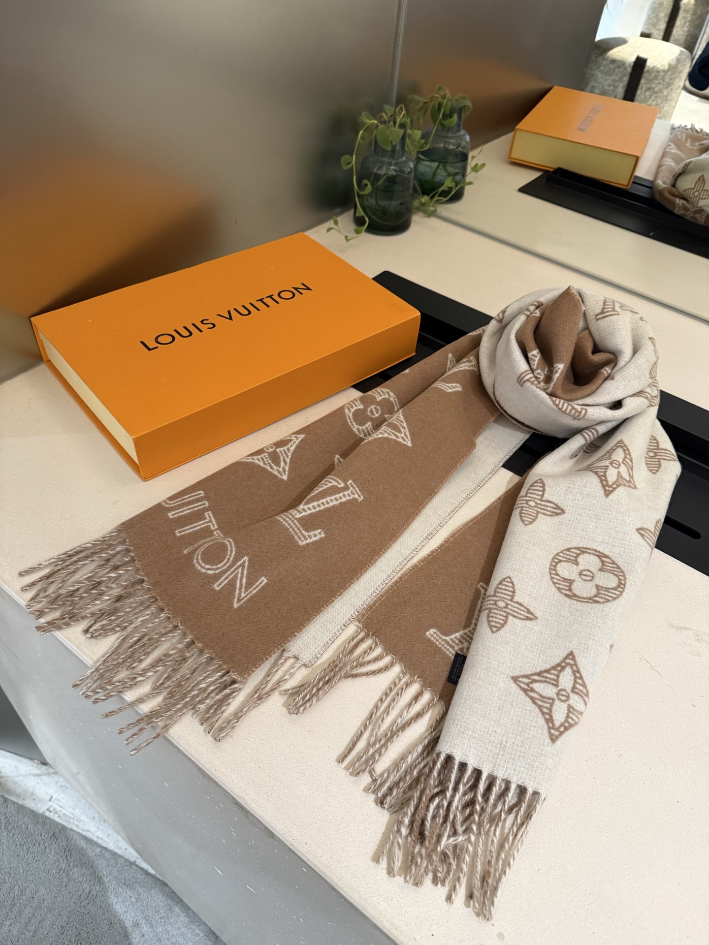 PLV （路易威登）Essential Shine 围巾将金属纤维织入 Monogram 图案，呈现若有