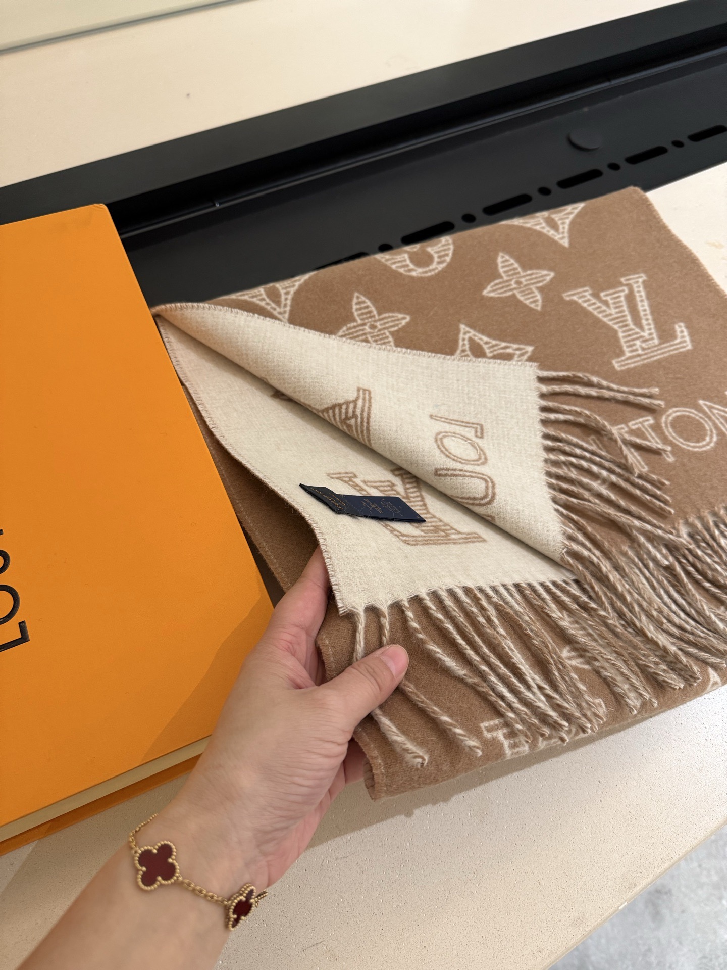 PLV （路易威登）Essential Shine 围巾将金属纤维织入 Monogram 图案，呈现若有