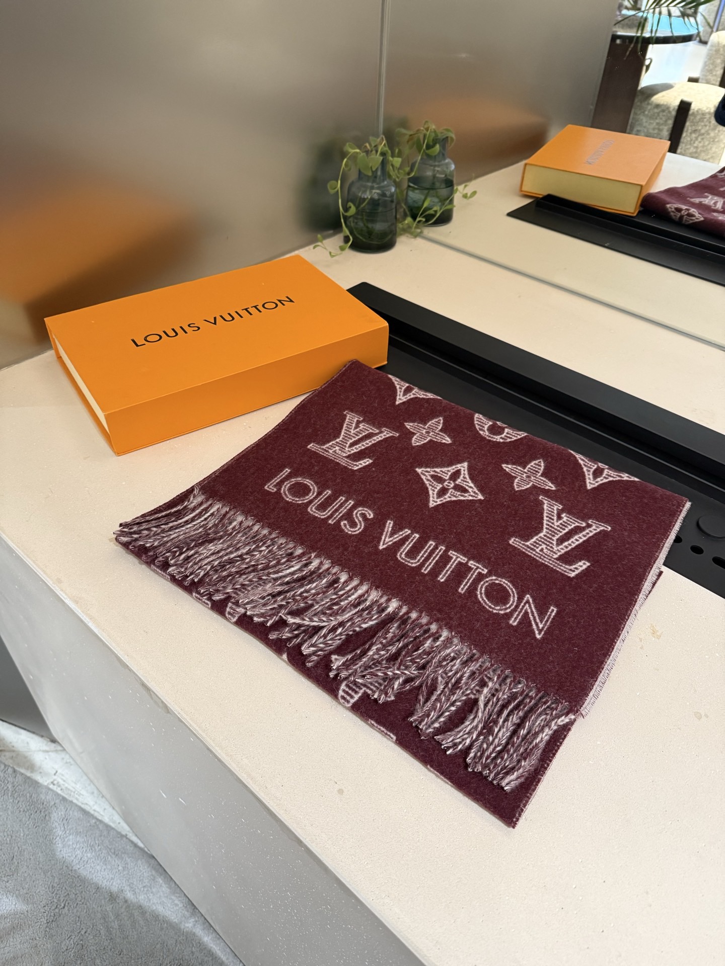 PLV （路易威登）Essential Shine 围巾将金属纤维织入 Monogram 图案，呈现若有