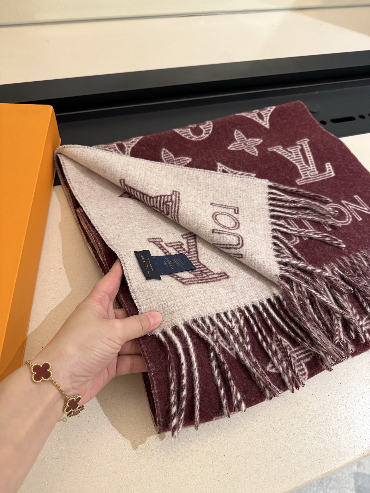 PLV （路易威登）Essential Shine 围巾将金属纤维织入 Monogram 图案，呈现若有