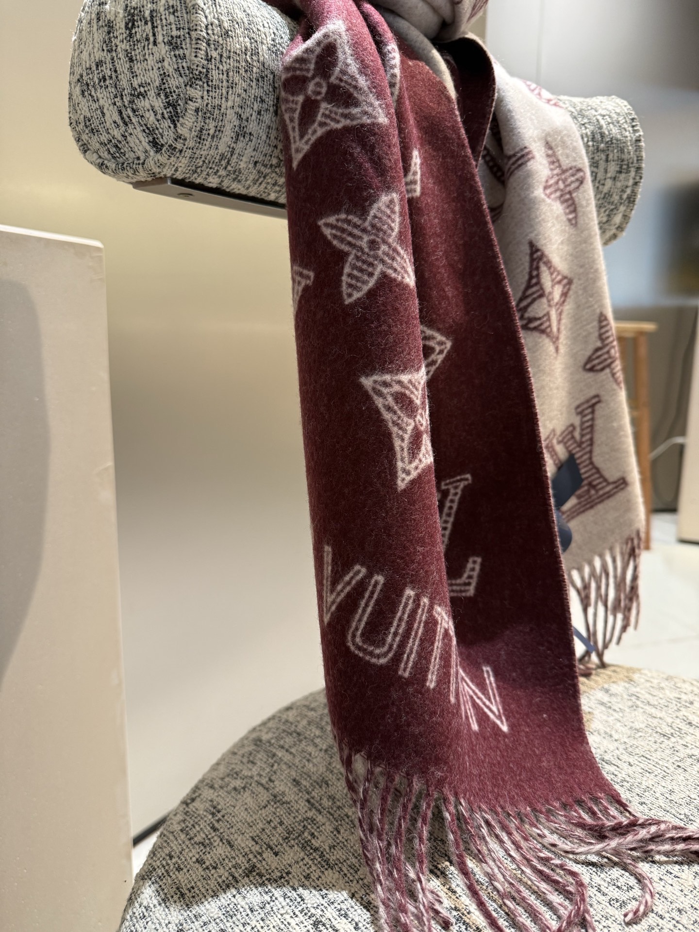 PLV （路易威登）Essential Shine 围巾将金属纤维织入 Monogram 图案，呈现若有