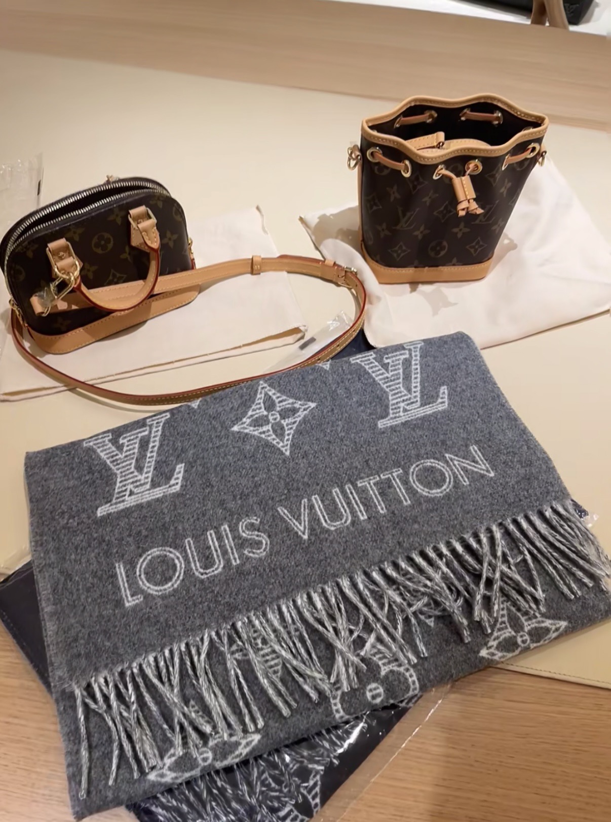 PLV （路易威登）Essential Shine 围巾将金属纤维织入 Monogram 图案，呈现若有