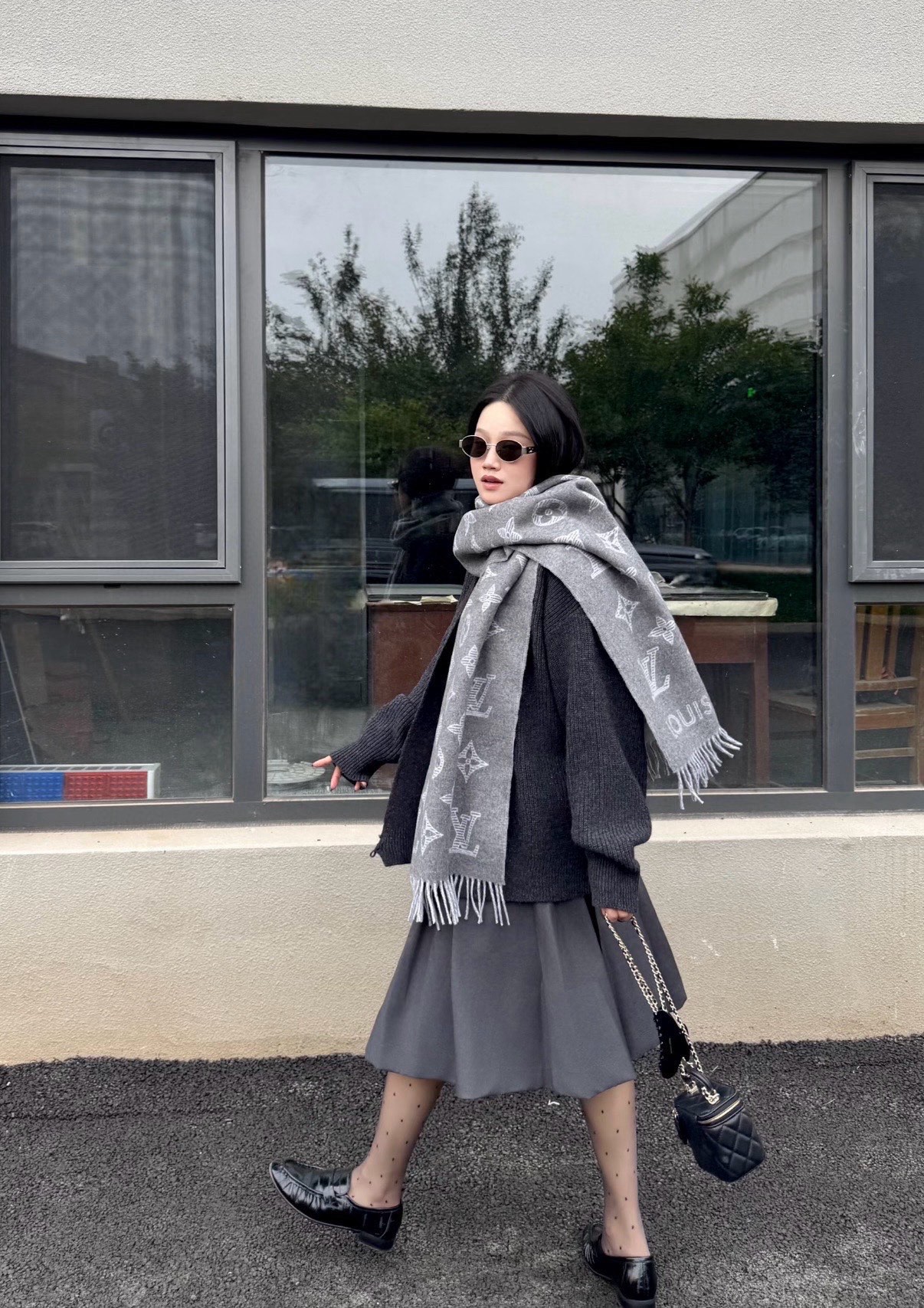 PLV （路易威登）Essential Shine 围巾将金属纤维织入 Monogram 图案，呈现若有