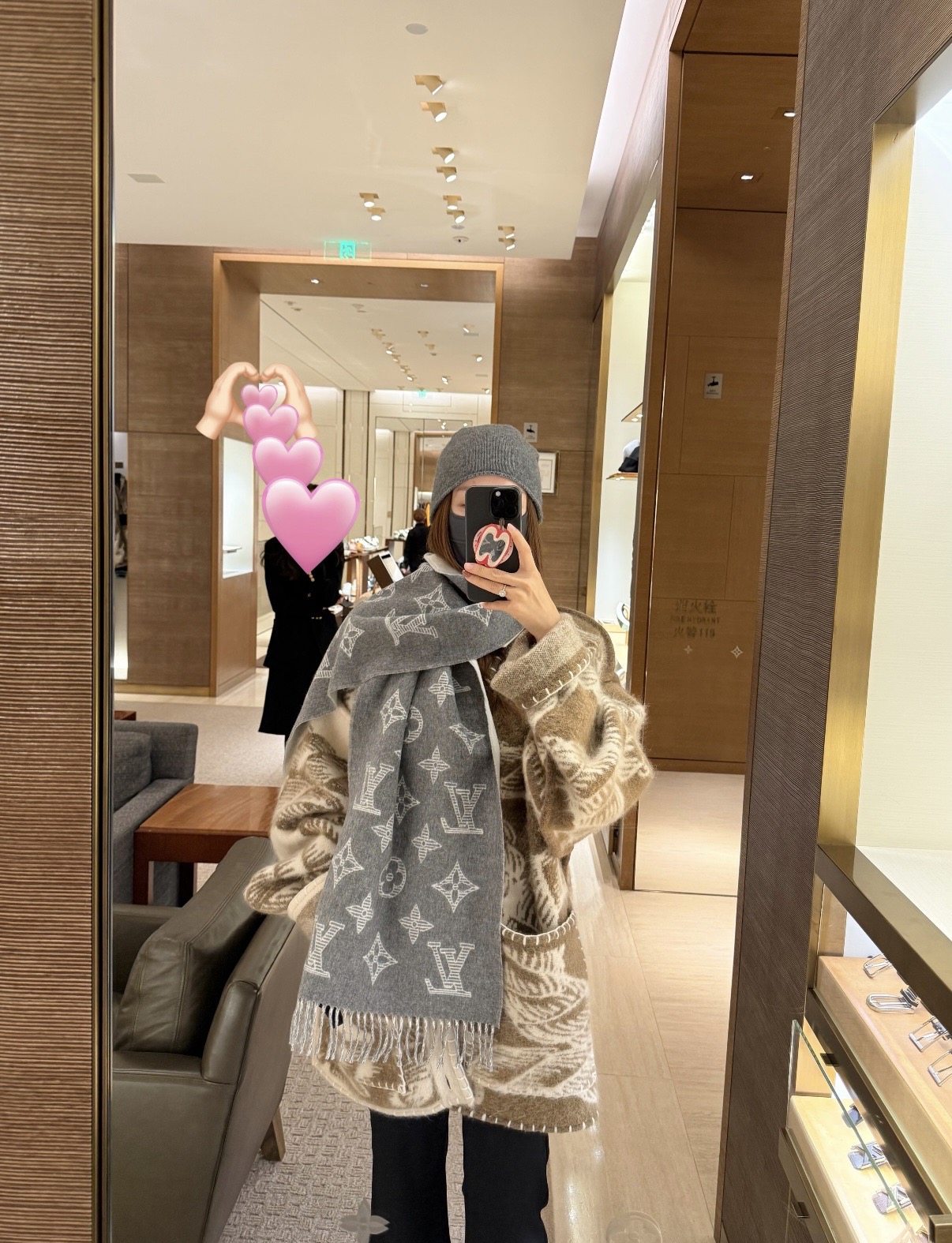 PLV （路易威登）Essential Shine 围巾将金属纤维织入 Monogram 图案，呈现若有