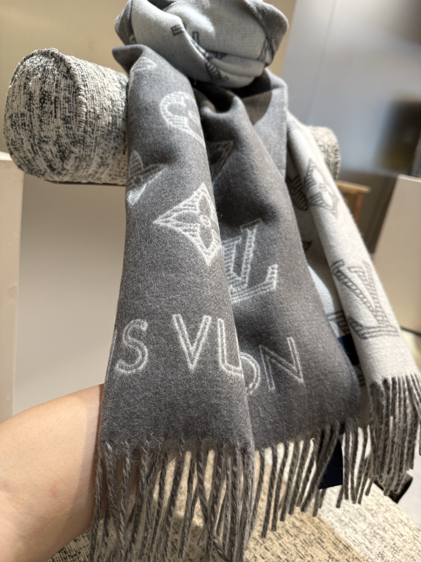 PLV （路易威登）Essential Shine 围巾将金属纤维织入 Monogram 图案，呈现若有