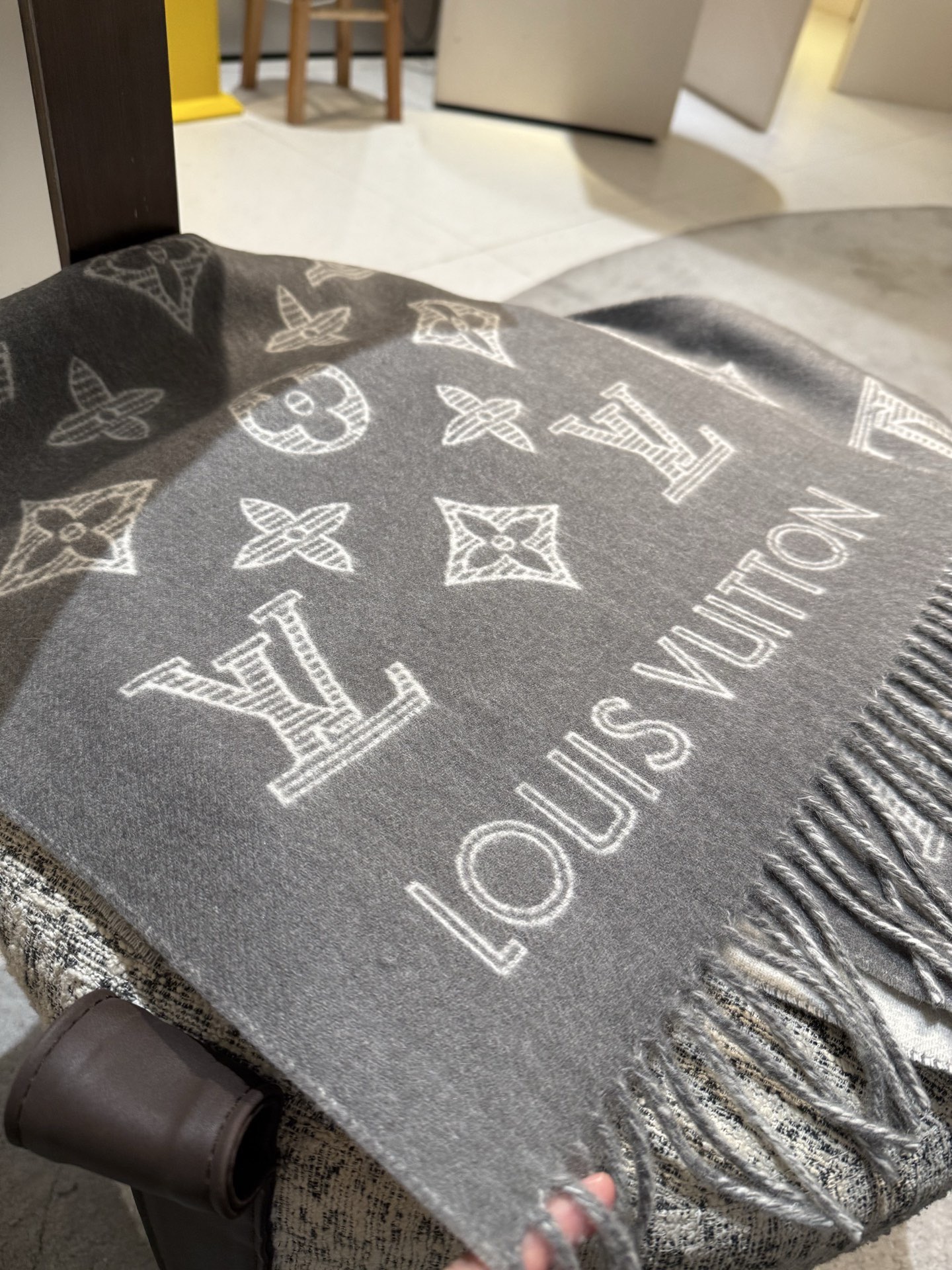 PLV （路易威登）Essential Shine 围巾将金属纤维织入 Monogram 图案，呈现若有