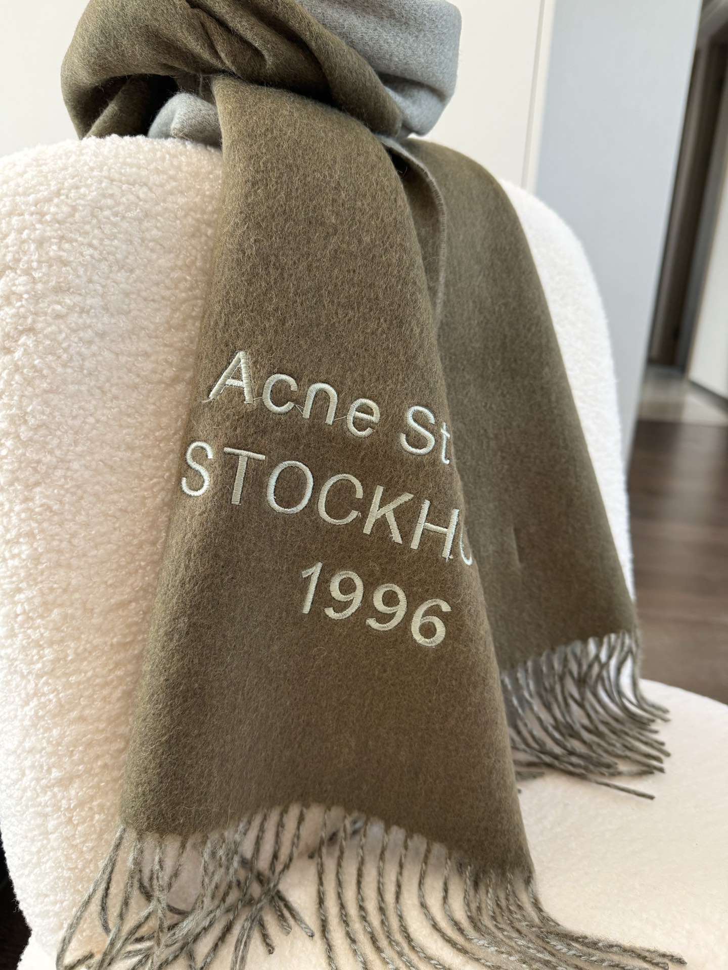 P🆕acne2025最新款 【难得一见的温柔配色，低调又不失优雅❗】重点推荐❗双面配色，一条围巾两种风格