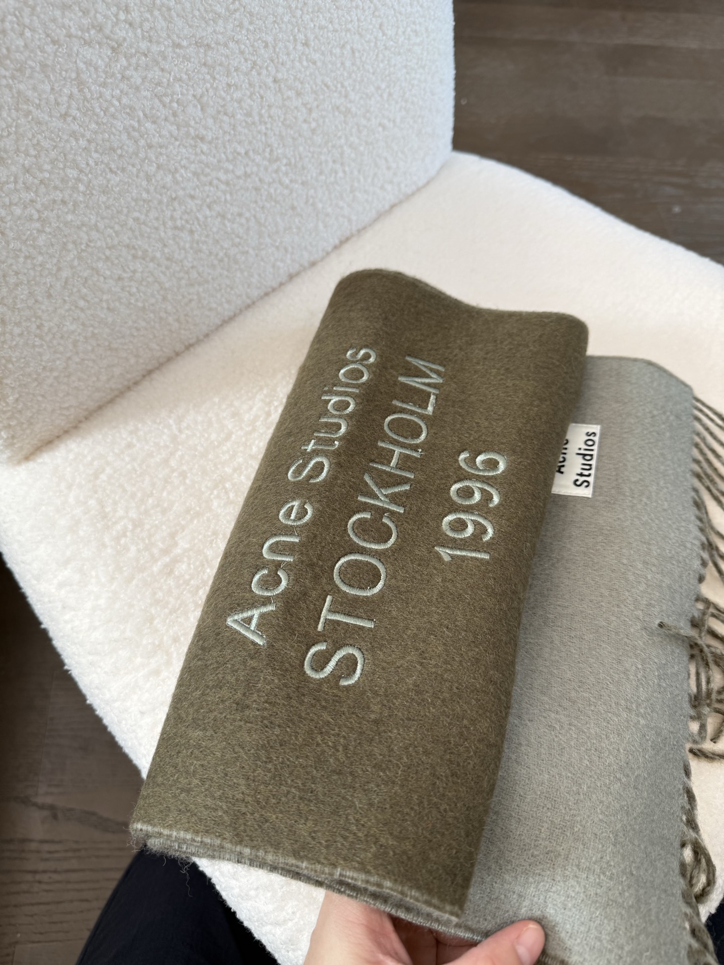 P🆕acne2025最新款 【难得一见的温柔配色，低调又不失优雅❗】重点推荐❗双面配色，一条围巾两种风格