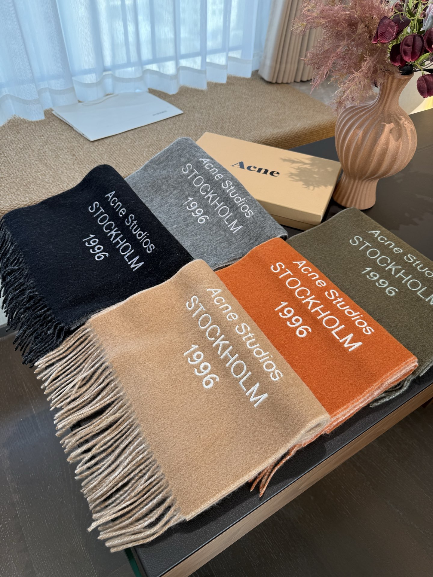 P🆕acne2025最新款 【难得一见的温柔配色，低调又不失优雅❗】重点推荐❗双面配色，一条围巾两种风格