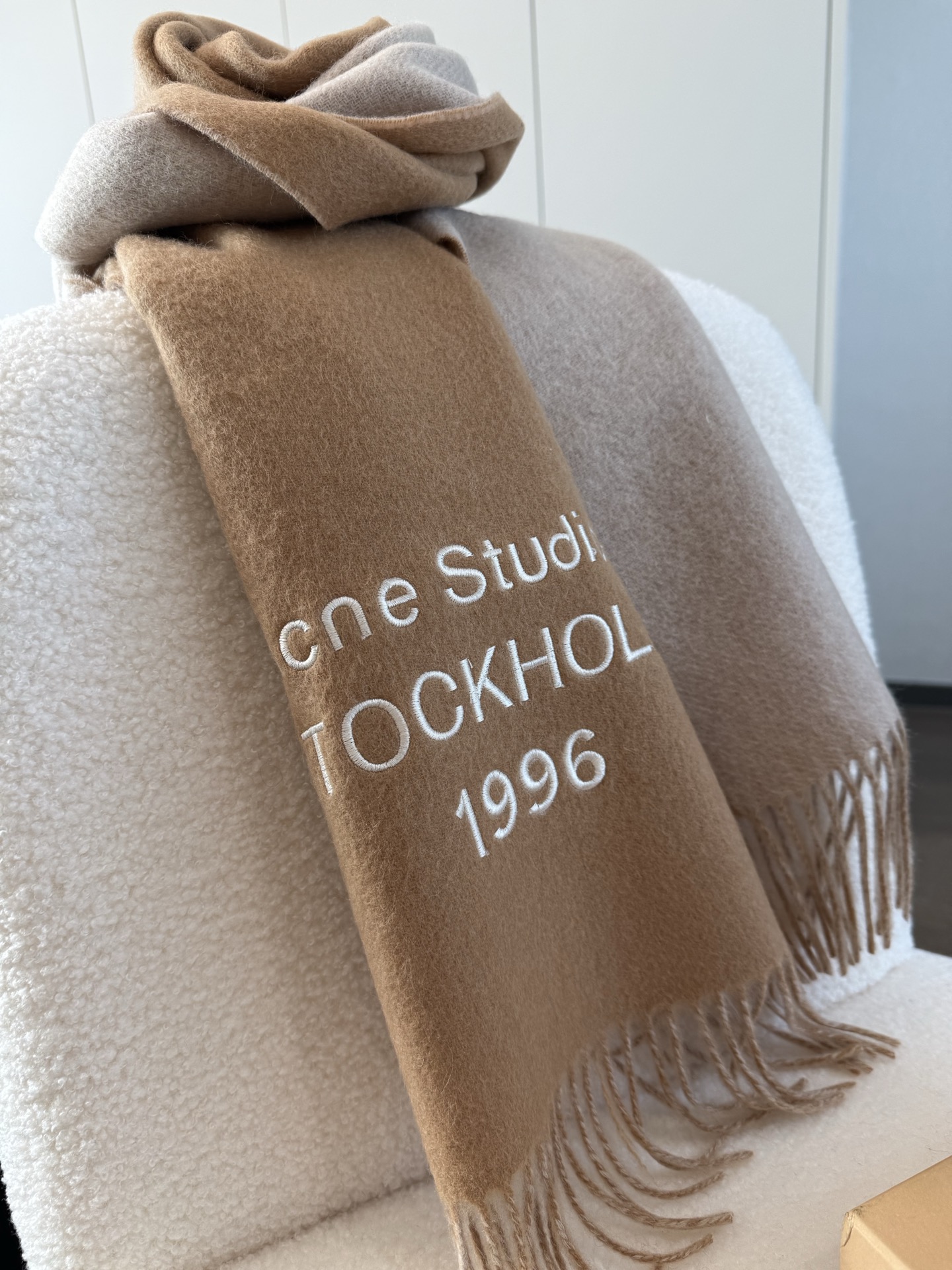 P🆕acne2025最新款 【难得一见的温柔配色，低调又不失优雅❗】重点推荐❗双面配色，一条围巾两种风格