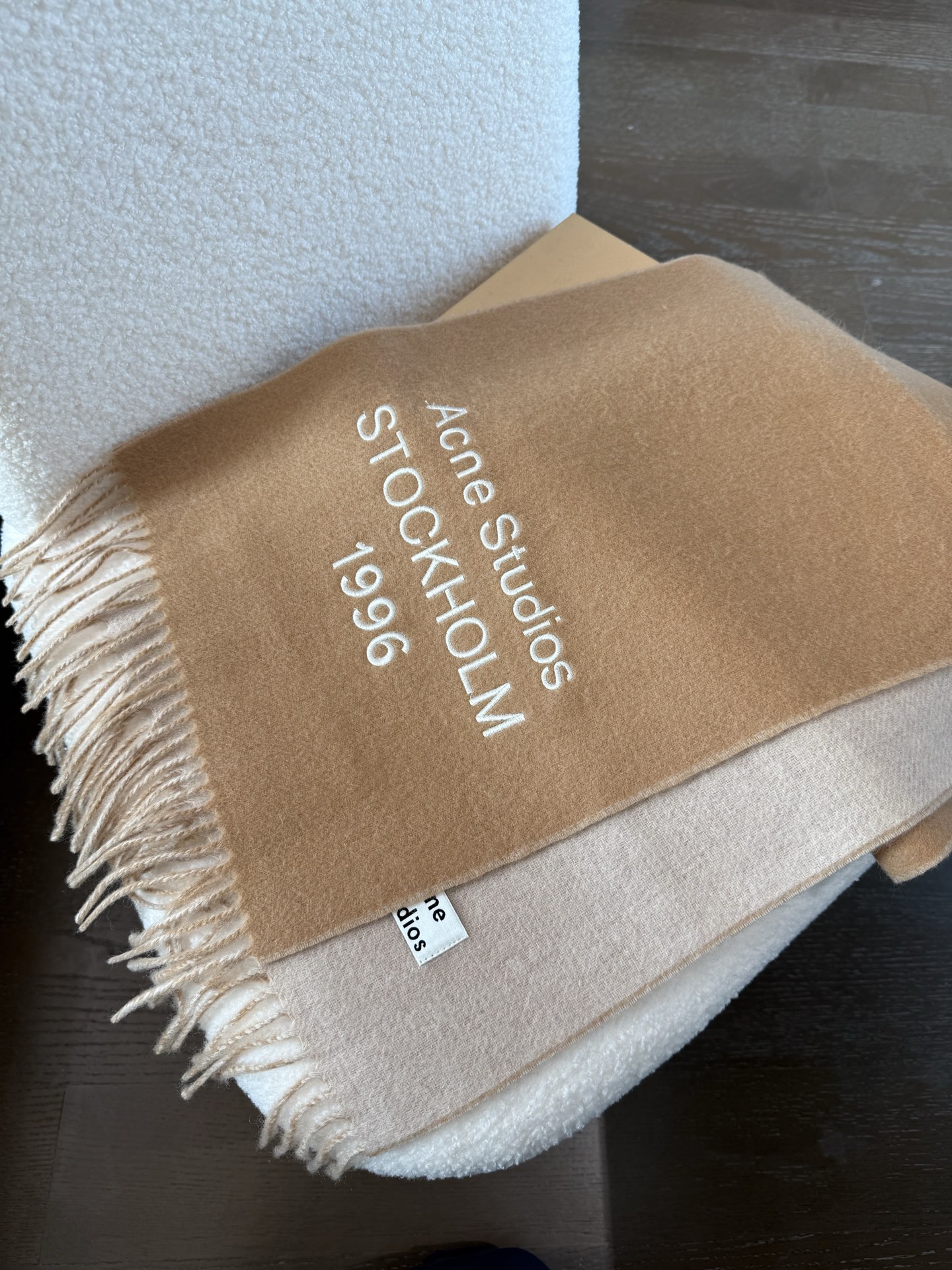 P🆕acne2025最新款 【难得一见的温柔配色，低调又不失优雅❗】重点推荐❗双面配色，一条围巾两种风格