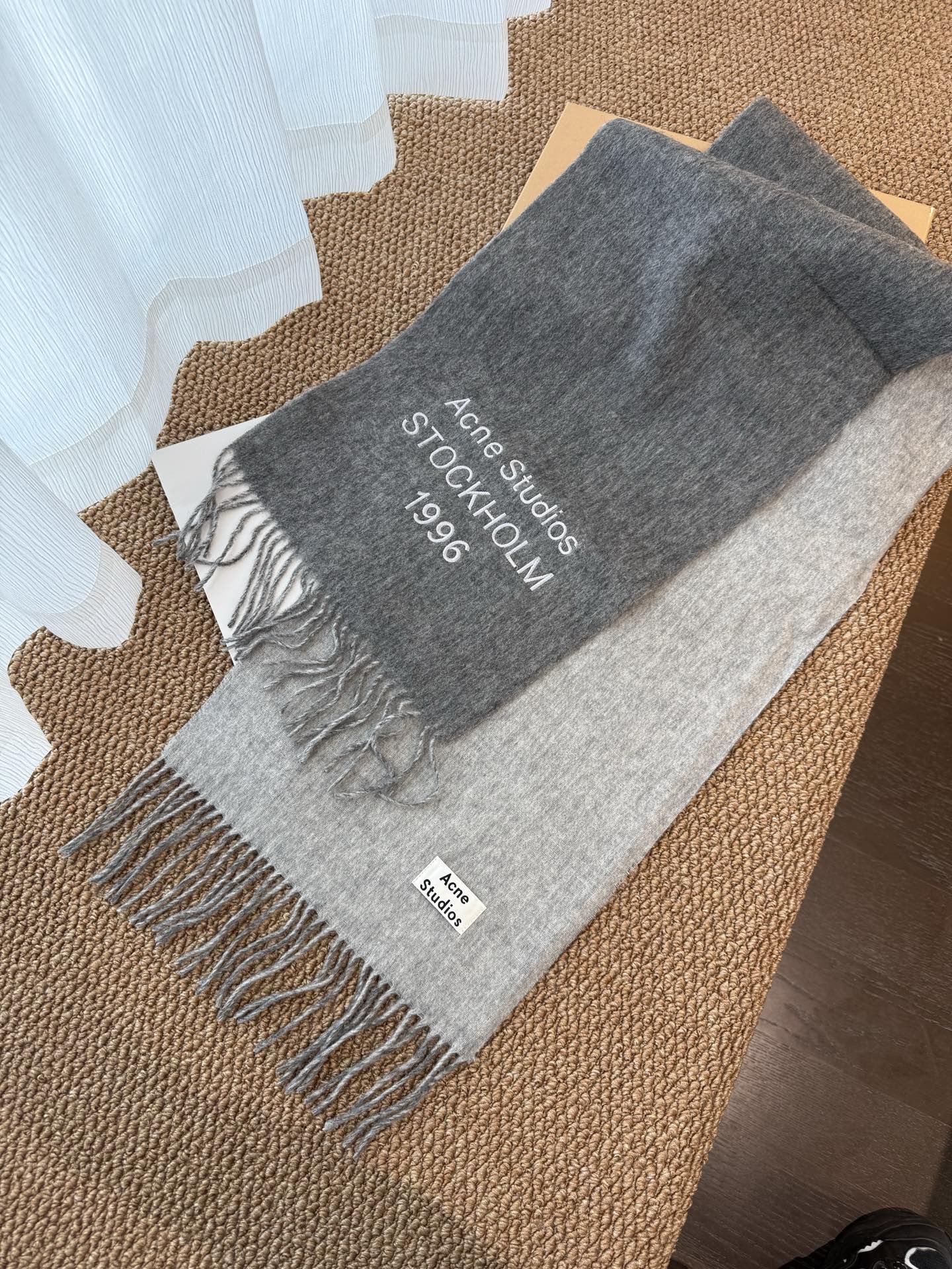 P🆕acne2025最新款 【难得一见的温柔配色，低调又不失优雅❗】重点推荐❗双面配色，一条围巾两种风格