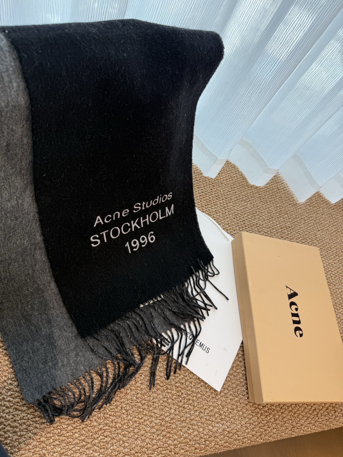 P🆕acne2025最新款 【难得一见的温柔配色，低调又不失优雅❗】重点推荐❗双面配色，一条围巾两种风格