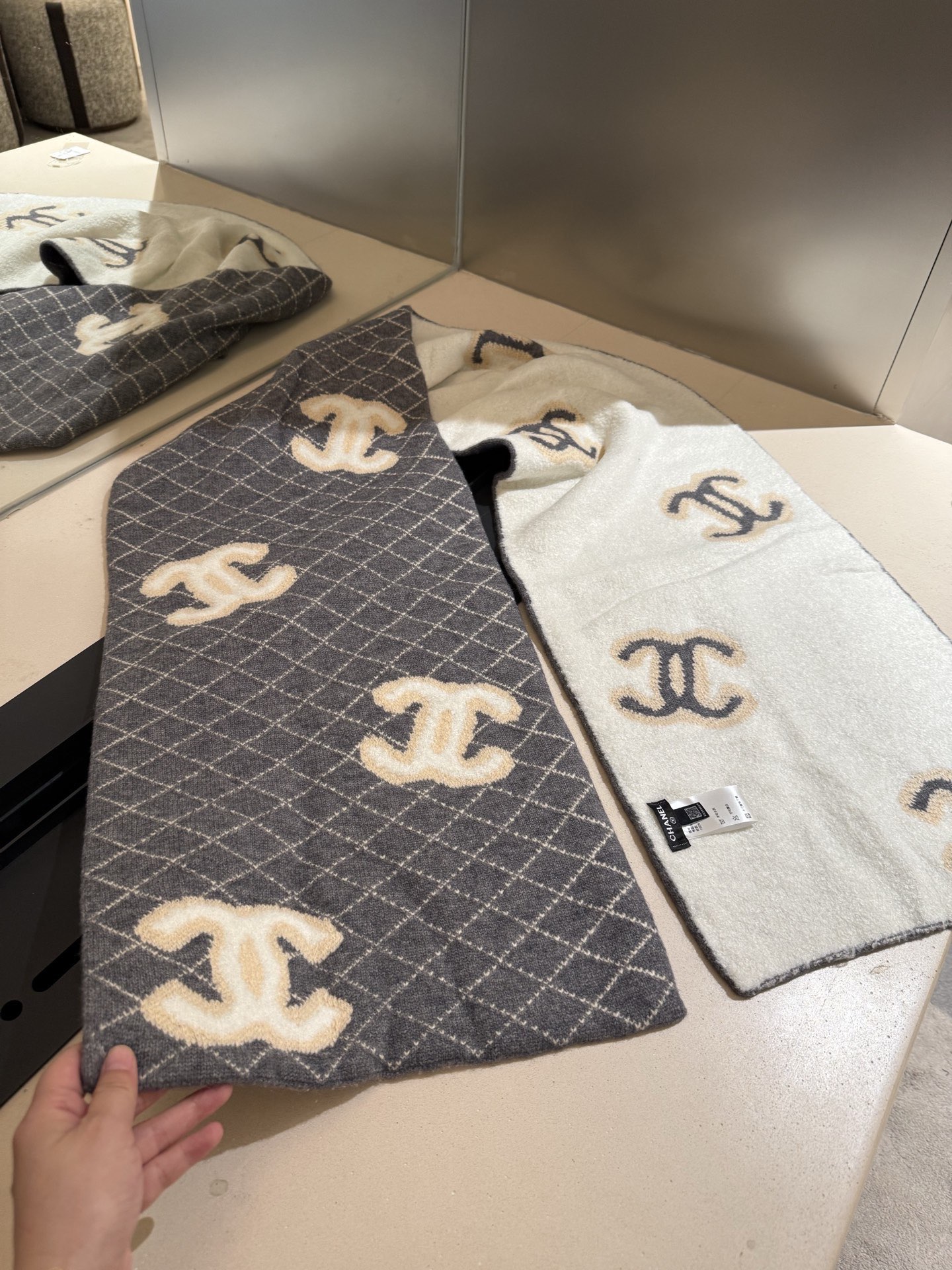 P高版本来啦👍👍升级款啦（质量升级，尺寸加宽）👍👍香奈儿专柜新款【小香刺绣披肩】💖💖美翻了[流泪]御用殿