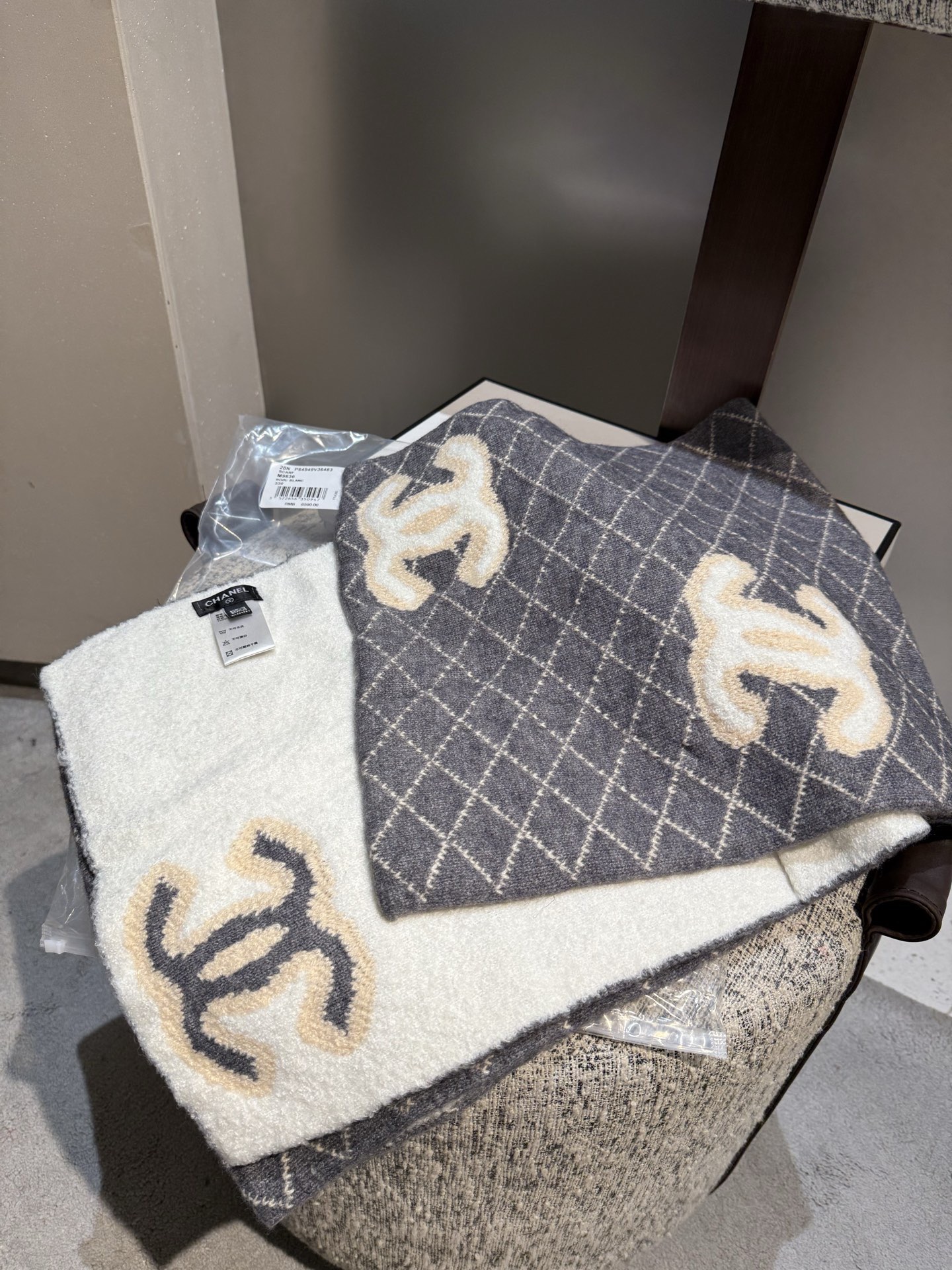 P高版本来啦👍👍升级款啦（质量升级，尺寸加宽）👍👍香奈儿专柜新款【小香刺绣披肩】💖💖美翻了[流泪]御用殿