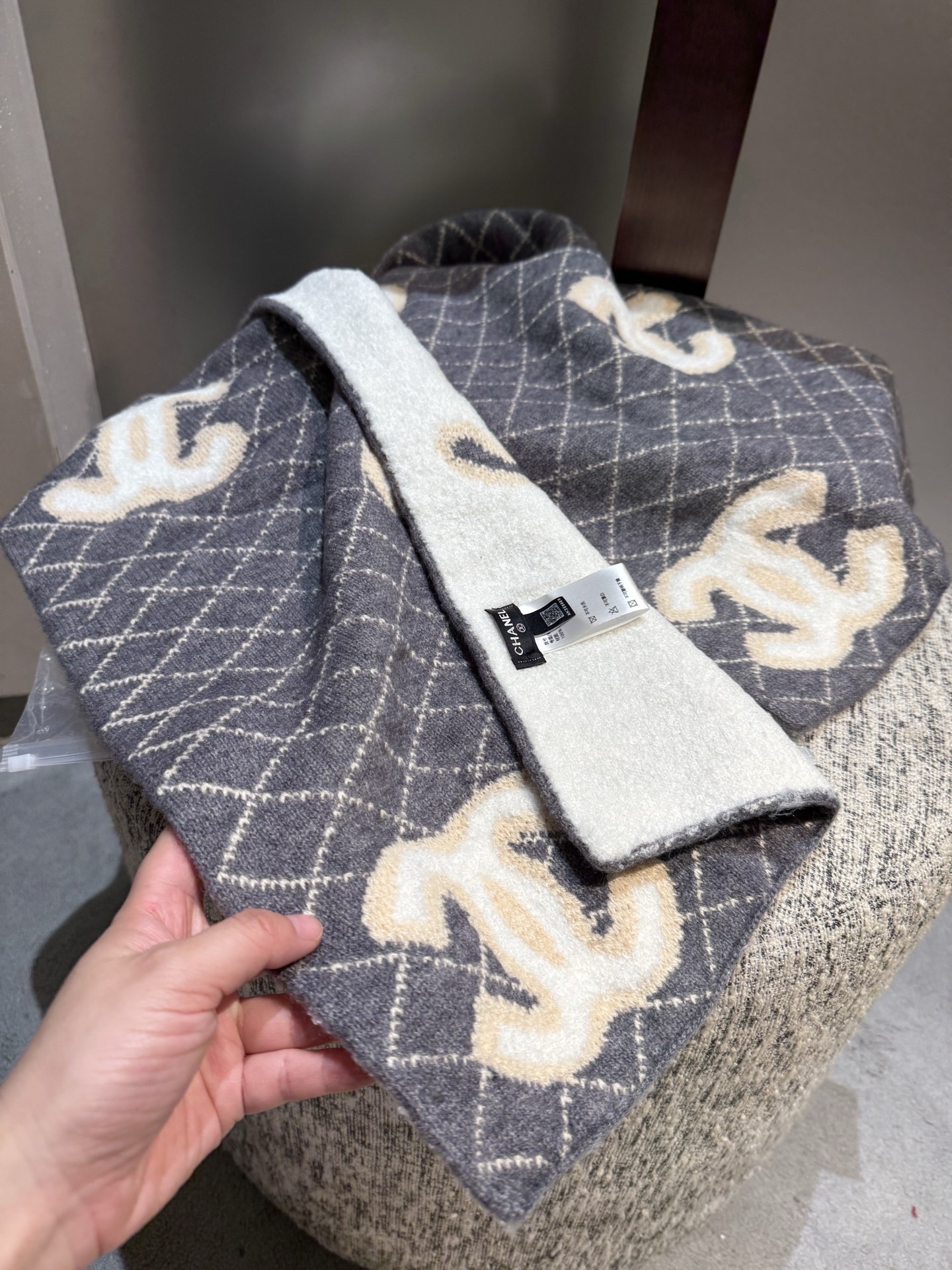 P高版本来啦👍👍升级款啦（质量升级，尺寸加宽）👍👍香奈儿专柜新款【小香刺绣披肩】💖💖美翻了[流泪]御用殿