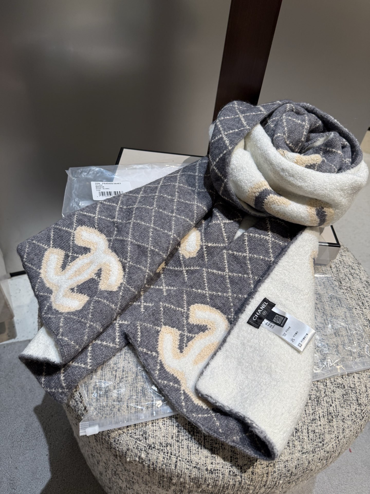 P高版本来啦👍👍升级款啦（质量升级，尺寸加宽）👍👍香奈儿专柜新款【小香刺绣披肩】💖💖美翻了[流泪]御用殿