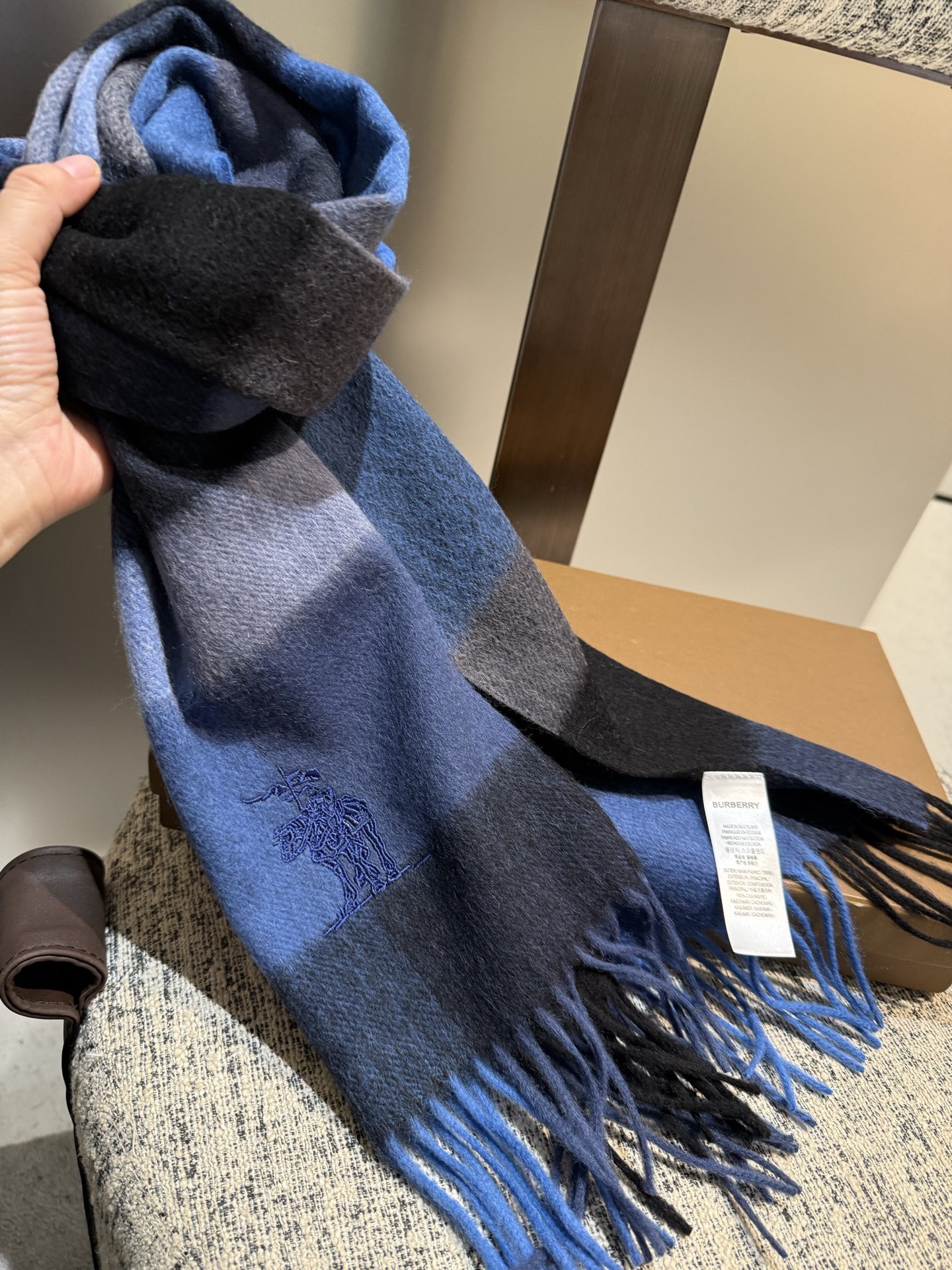 P巴宝莉【男女围巾】怒赞自留，难得的高端男款！家属福利！巴宝莉非常正的男士围巾~面料大爱，非常柔软细腻舒