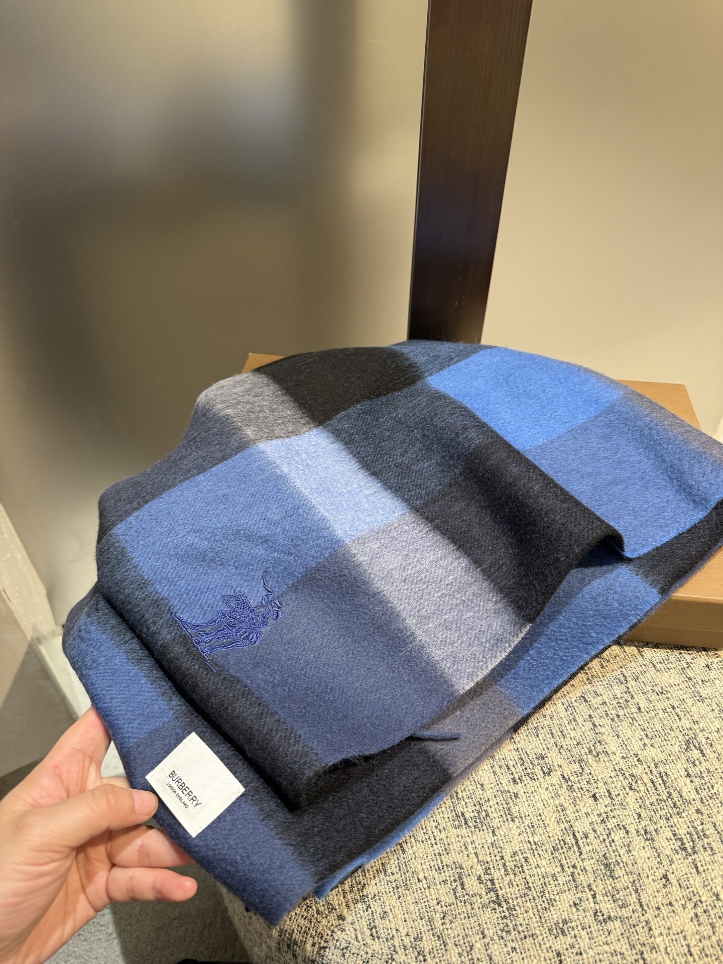 P巴宝莉【男女围巾】怒赞自留，难得的高端男款！家属福利！巴宝莉非常正的男士围巾~面料大爱，非常柔软细腻舒