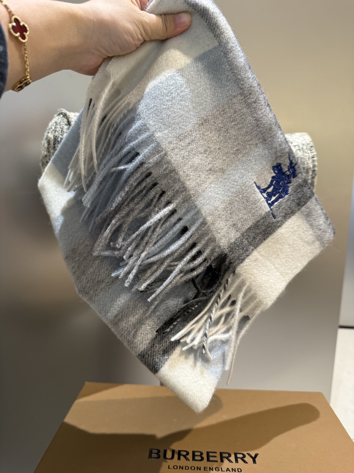 P巴宝莉【男女围巾】怒赞自留，难得的高端男款！家属福利！巴宝莉非常正的男士围巾~面料大爱，非常柔软细腻舒