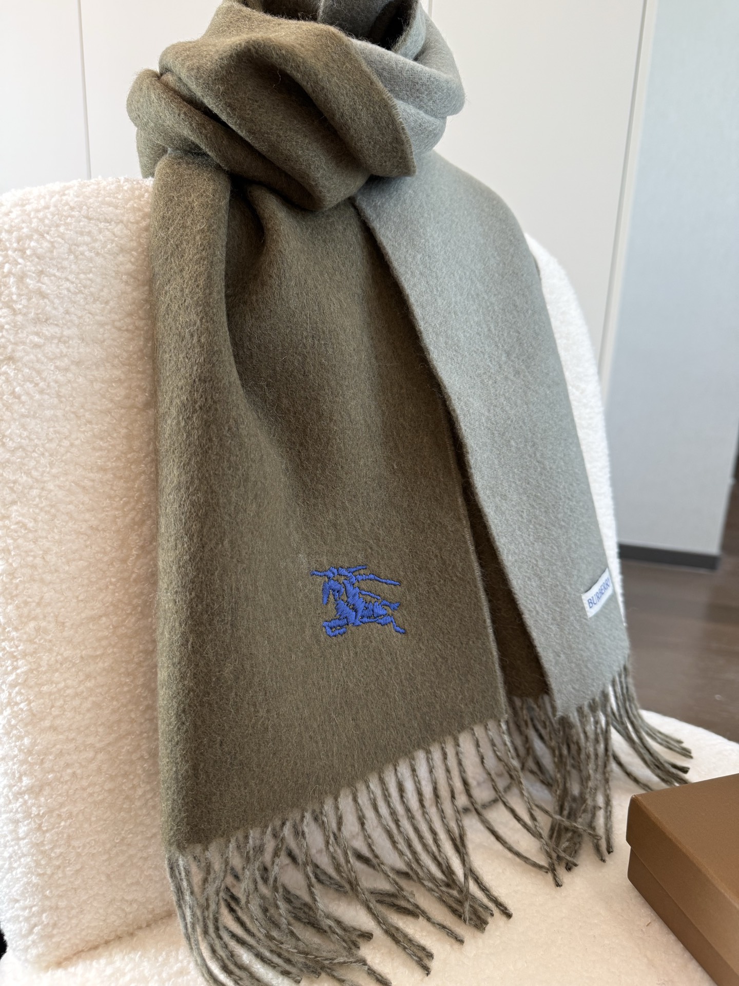 P🆕巴宝莉2025最新款 【难得一见的温柔配色，低调又不失优雅❗】重点推荐❗双面配色，一条围巾两种风格搭