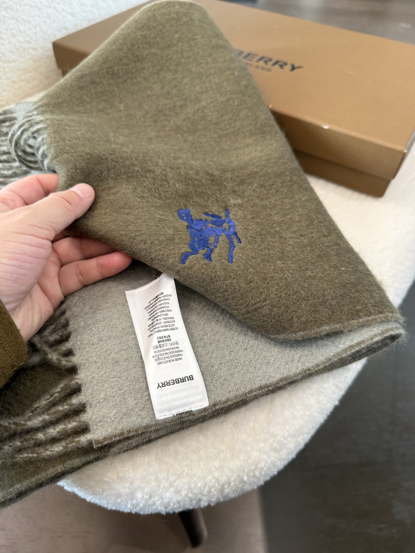 P🆕巴宝莉2025最新款 【难得一见的温柔配色，低调又不失优雅❗】重点推荐❗双面配色，一条围巾两种风格搭