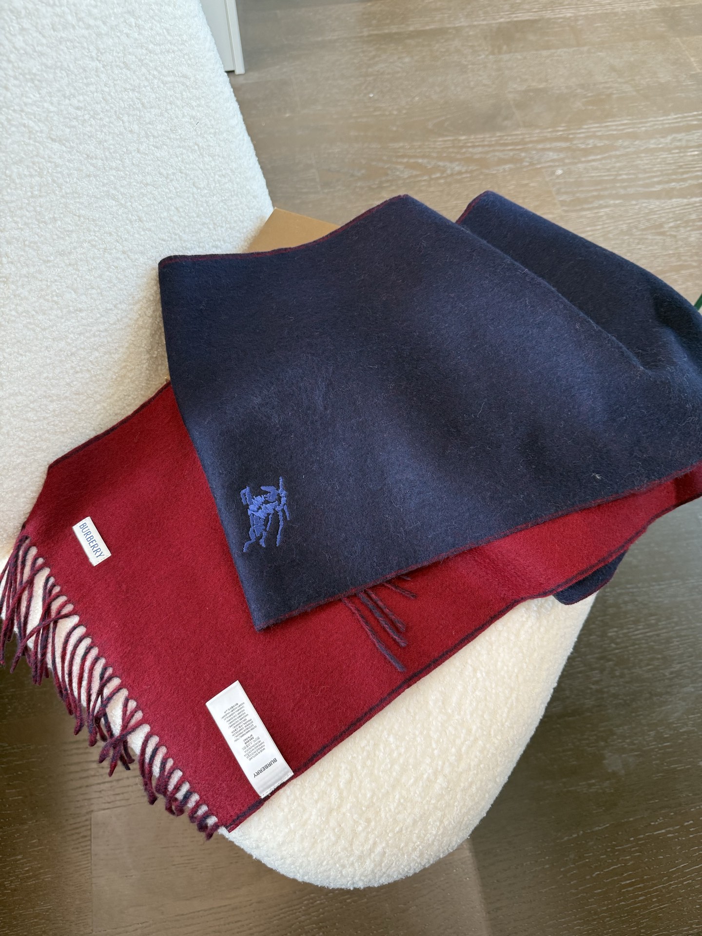 P🆕巴宝莉2025最新款 【难得一见的温柔配色，低调又不失优雅❗】重点推荐❗双面配色，一条围巾两种风格搭