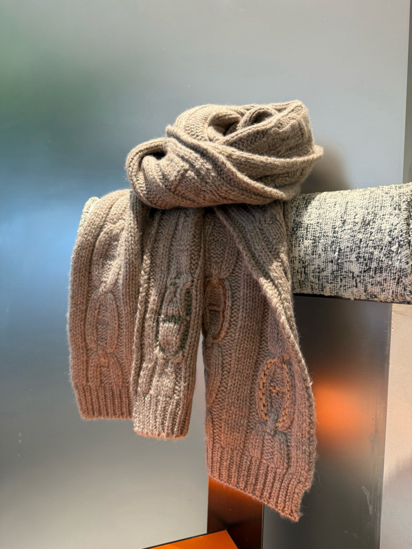 P▪️Hermes麻花💑围巾！低调高级秋冬品味！！】爱马仕新款特殊肌理手工编织纹羊绒围巾！！年轻，时髦，