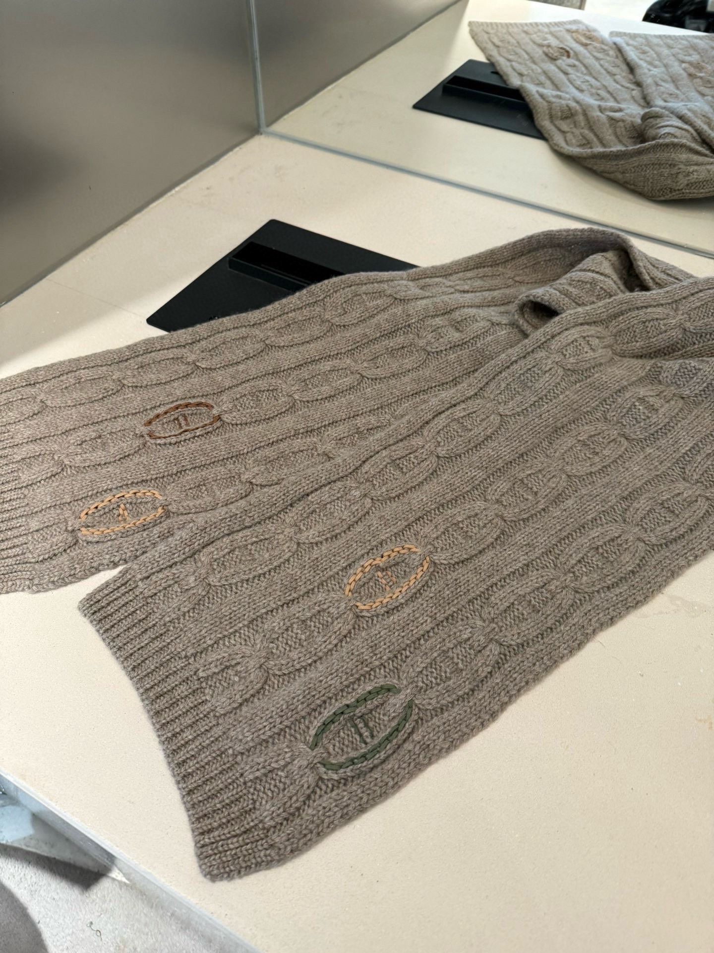 P▪️Hermes麻花💑围巾！低调高级秋冬品味！！】爱马仕新款特殊肌理手工编织纹羊绒围巾！！年轻，时髦，