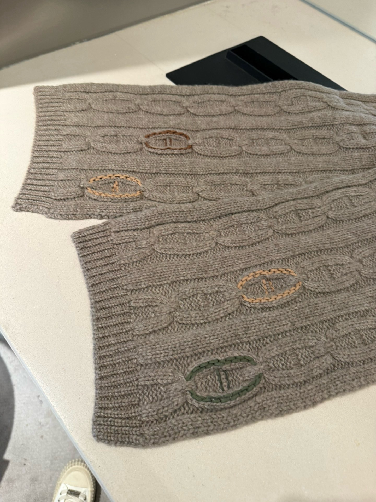 P▪️Hermes麻花💑围巾！低调高级秋冬品味！！】爱马仕新款特殊肌理手工编织纹羊绒围巾！！年轻，时髦，